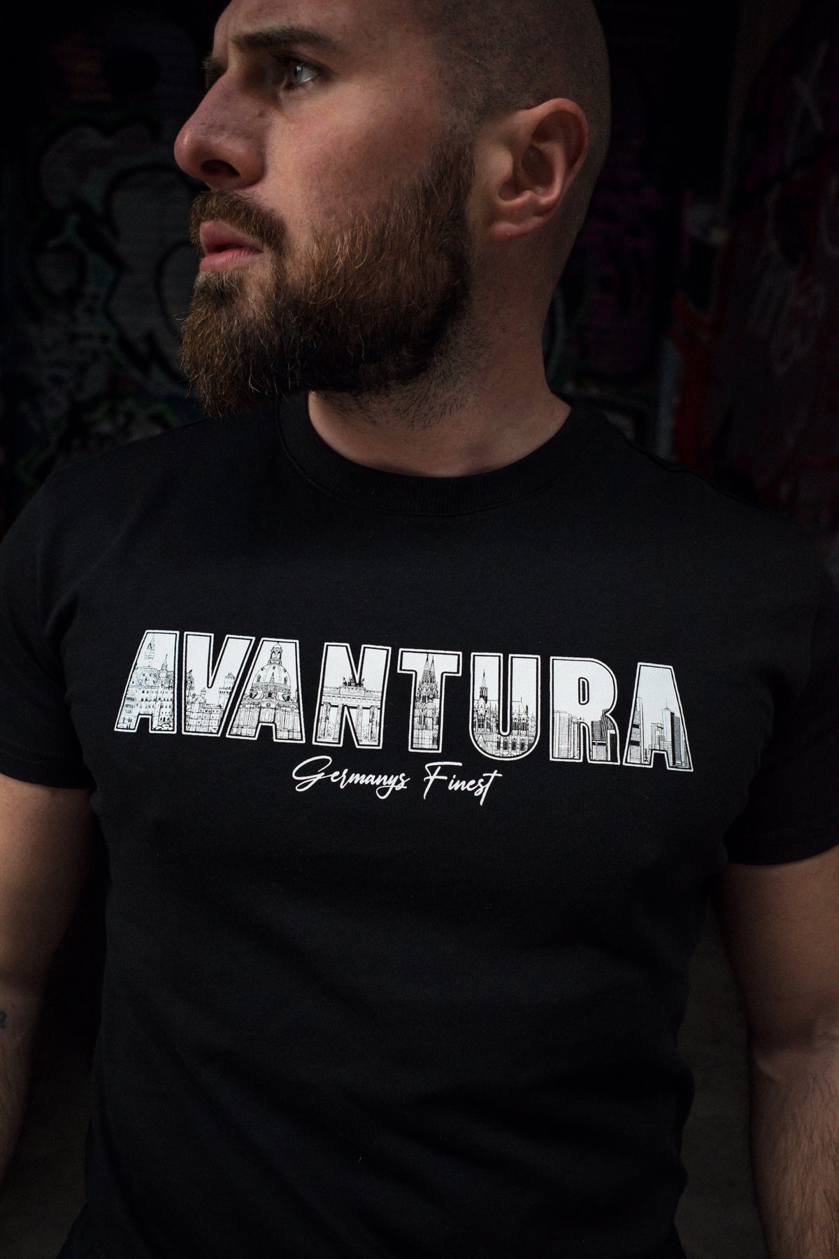 Nahaufnahme schwarzes T-Shirt mit architektonischen Füllungen im Logo