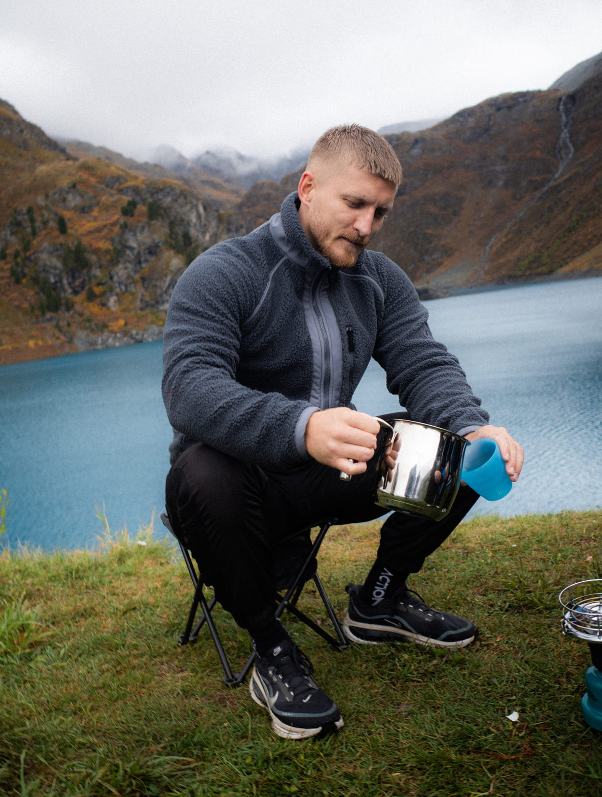 Frontansicht der grauen Fleecejacke beim Camping am Seeufer