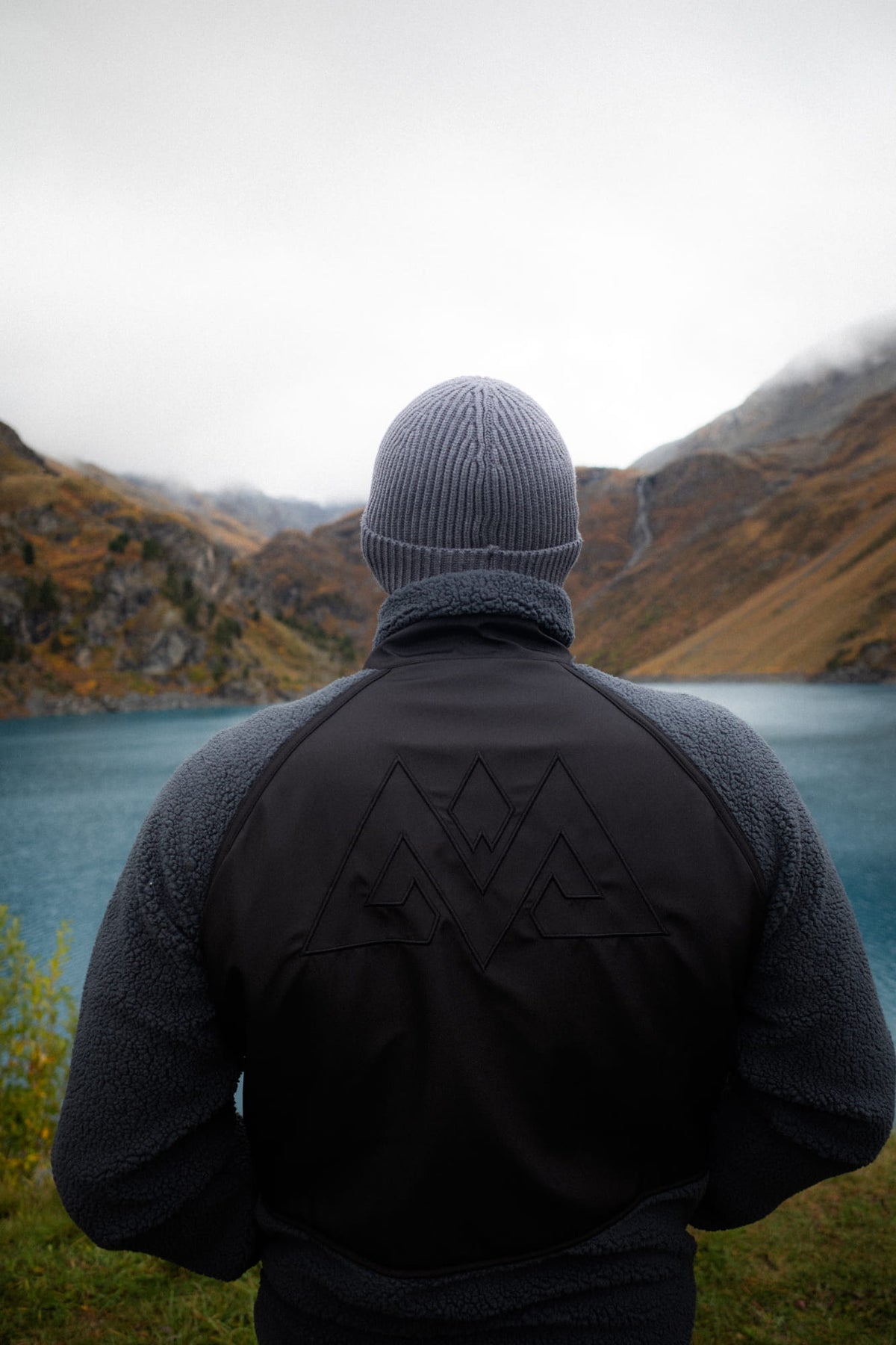 Rückansicht der Fleecejacke mit großem gesticktem geometrischem Logo