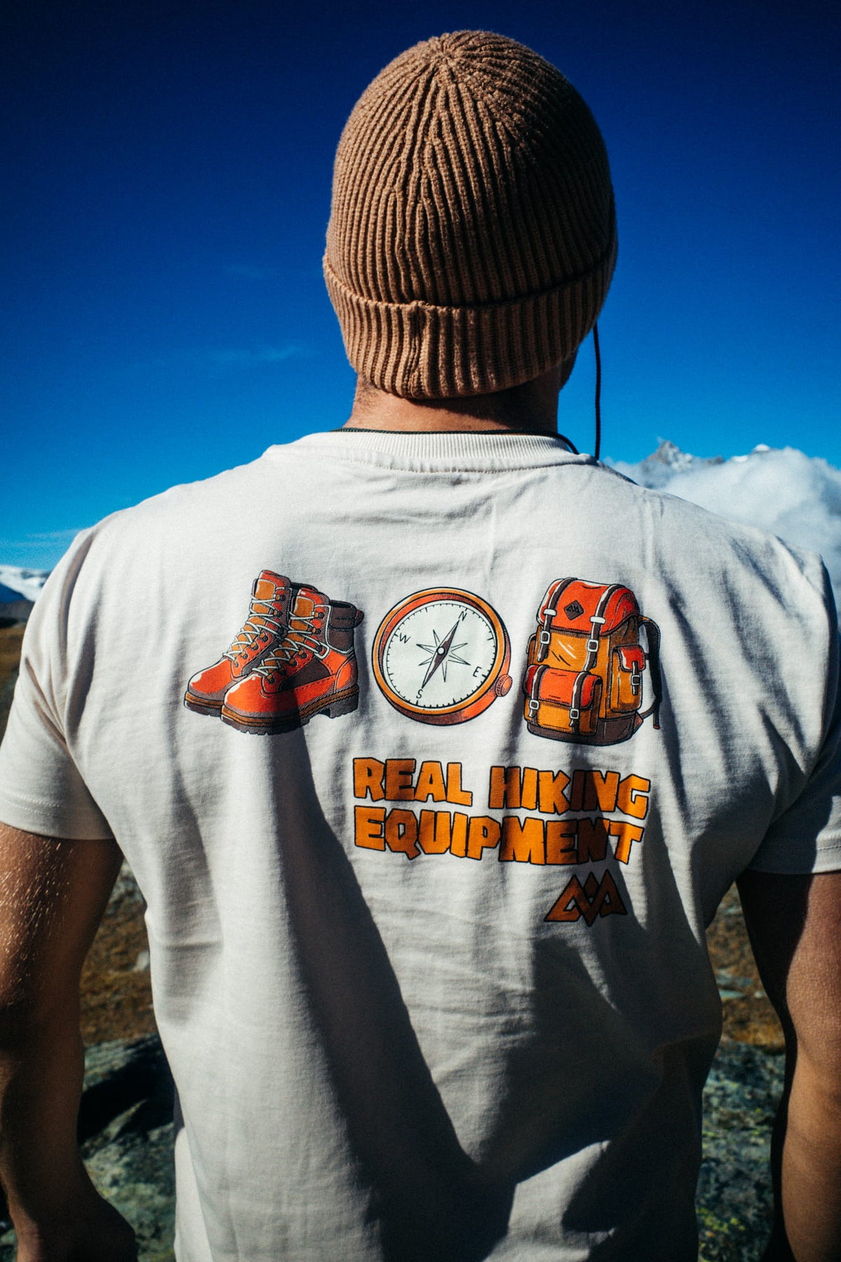 Rückansicht des hellgrauen T-Shirts mit großem Backprint und Real Hiking Equipment Grafik