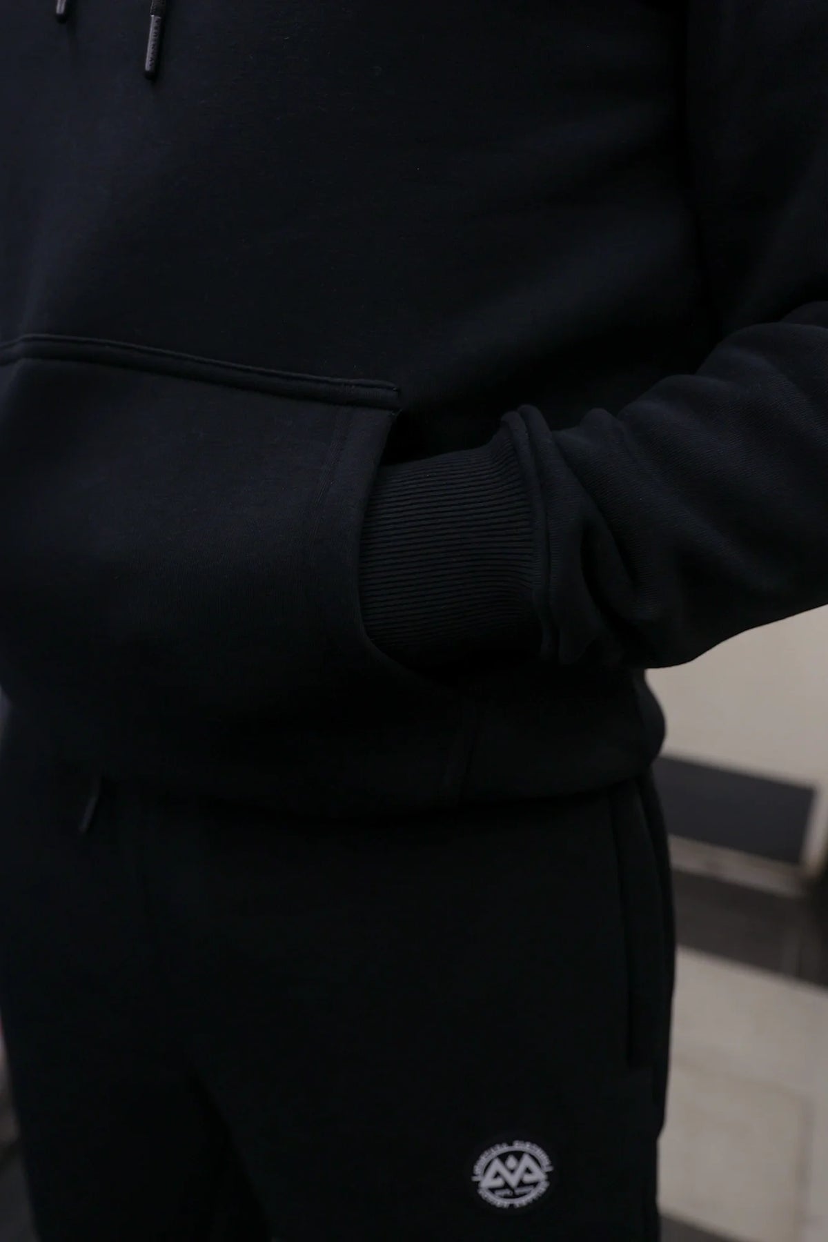 Schwarzer Hoodie mit Kängurutasche und geripptem Ärmelabschluss