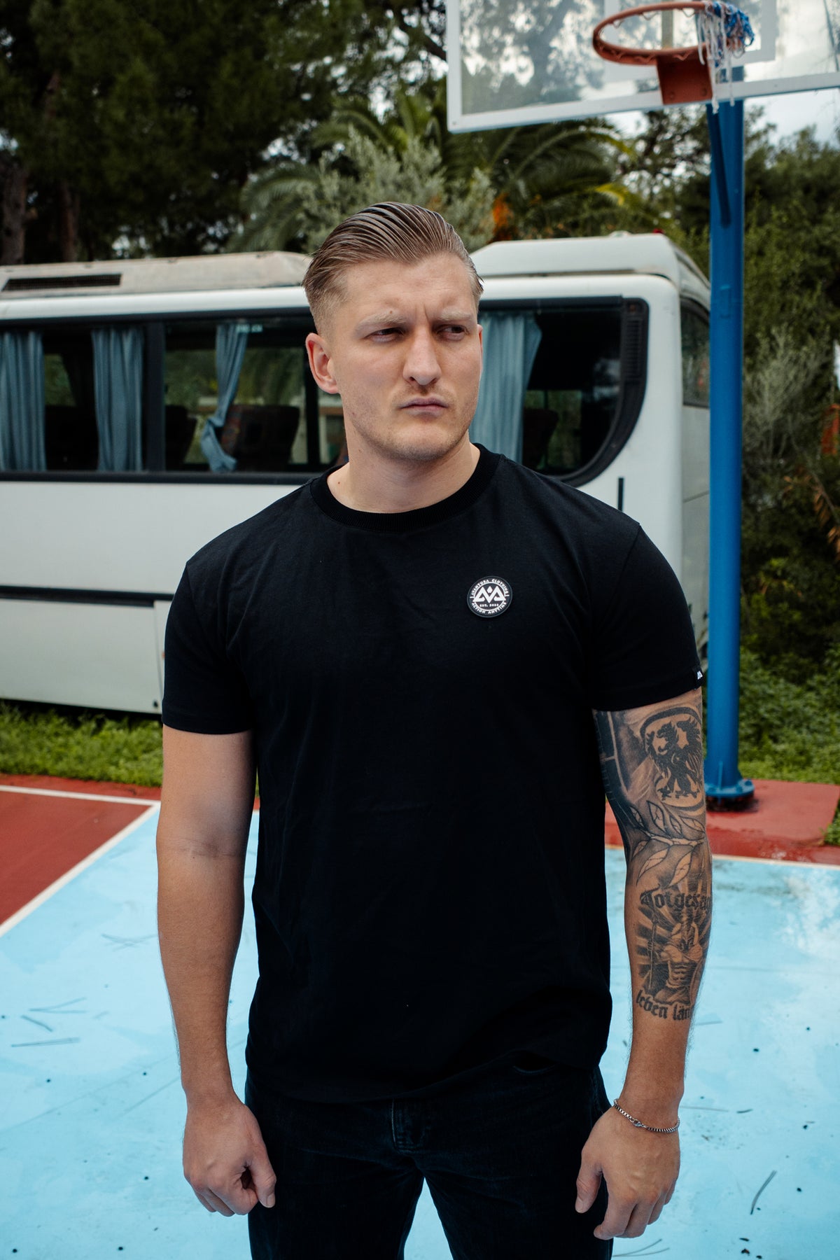 Schwarzes T-Shirt im Basketball-Stil mit kleinem Logo
