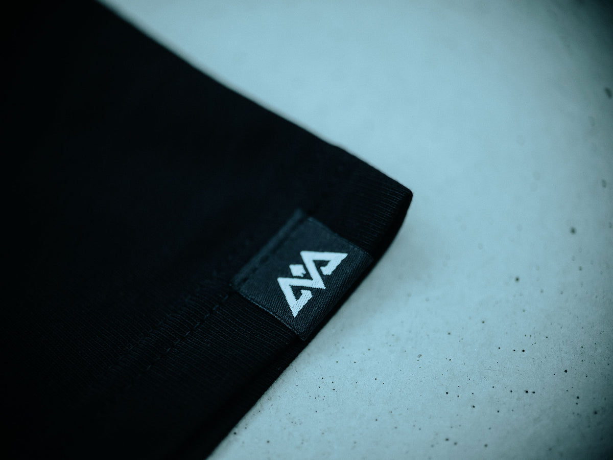 Schwarzes T-Shirt mit gewebtem Logo-Label am Ärmel