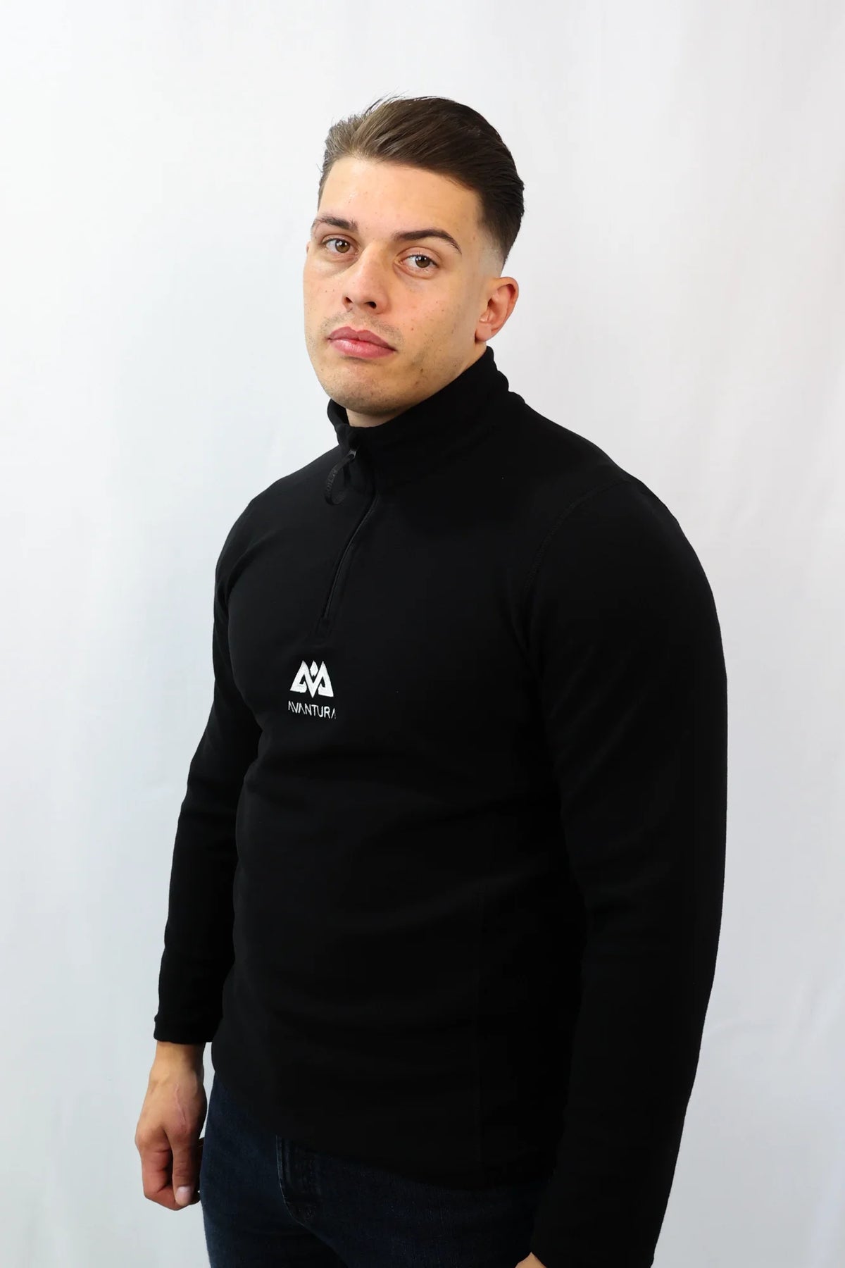 Seitenansicht schwarzes Halfzip Fleece mit hochgeschlossener Stehkragen