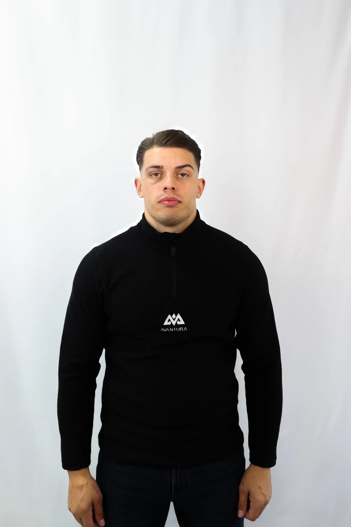 Vollansicht schwarzes Halfzip Fleece mit zugezogenem Kragen