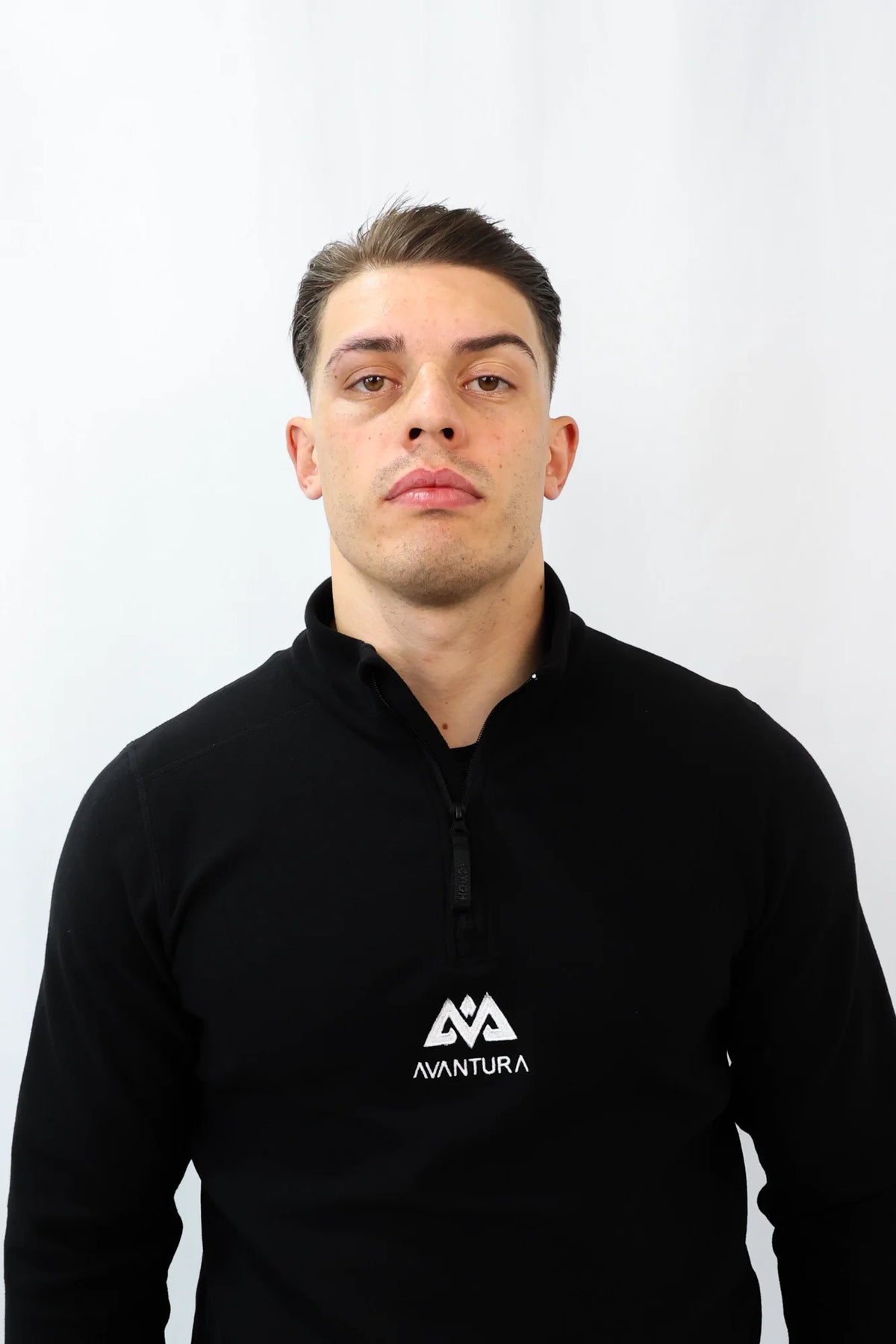 Schwarzes Halfzip Fleece mit weißem AVANTURA Logo auf der Brust