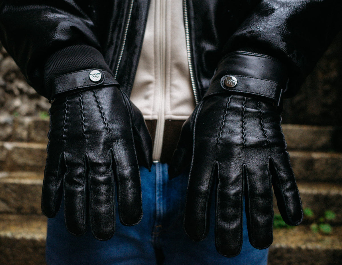 Schwarze Handschuhe mit sportlicher Passform und Metallknöpfen