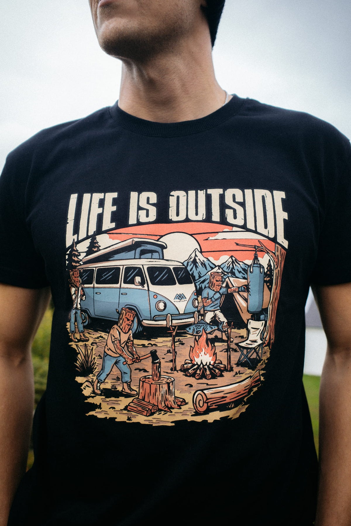Nahaufnahme schwarzes T-Shirt mit Camper-Van und Lagerfeuer Print