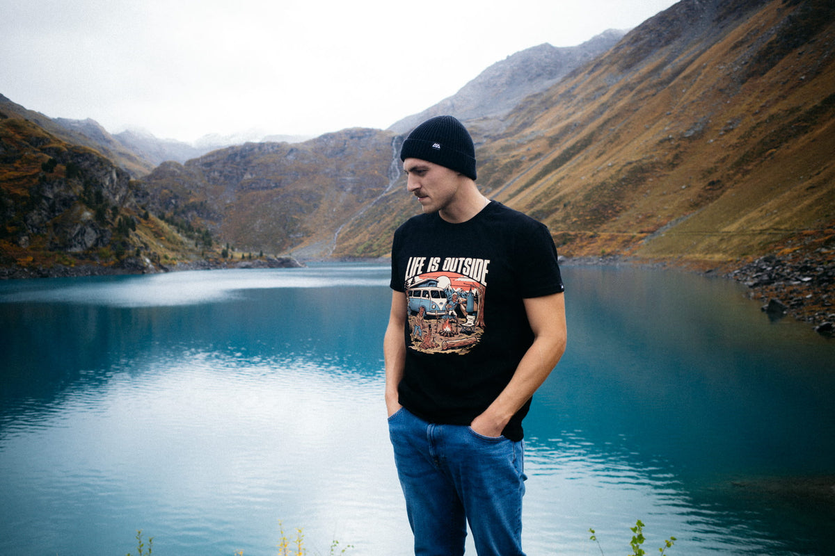 Schwarzes T-Shirt mit LIFE IS OUTSIDE Print am Alpensee