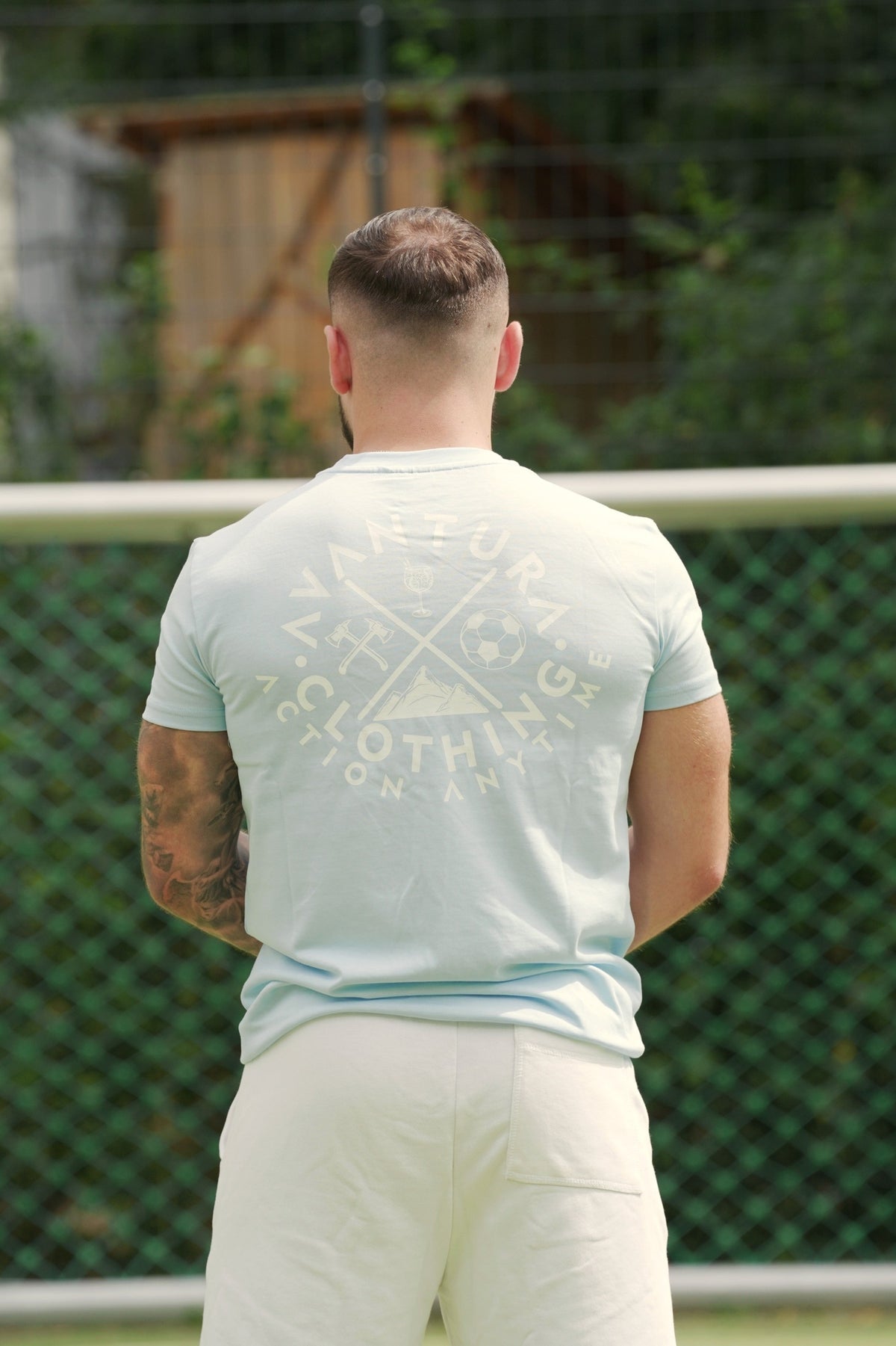 Hellblaues T-Shirt mit großem AVANTURA Backprint und Action-Symbolen