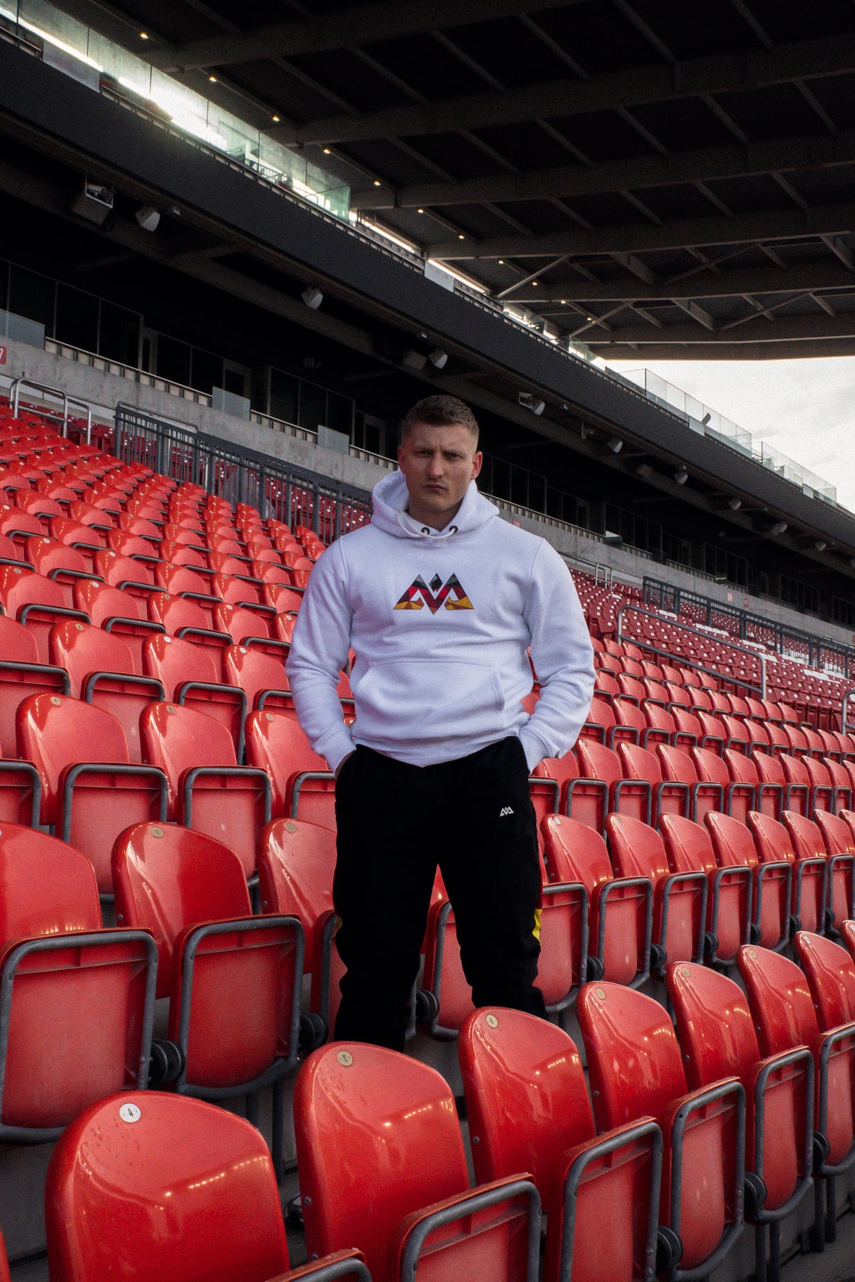 Geometrisches Brustlogo auf weißem Sport-Hoodie
