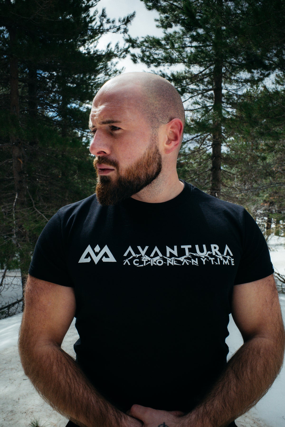 Klassische Passform schwarzes T-Shirt mit Berg-Symbol