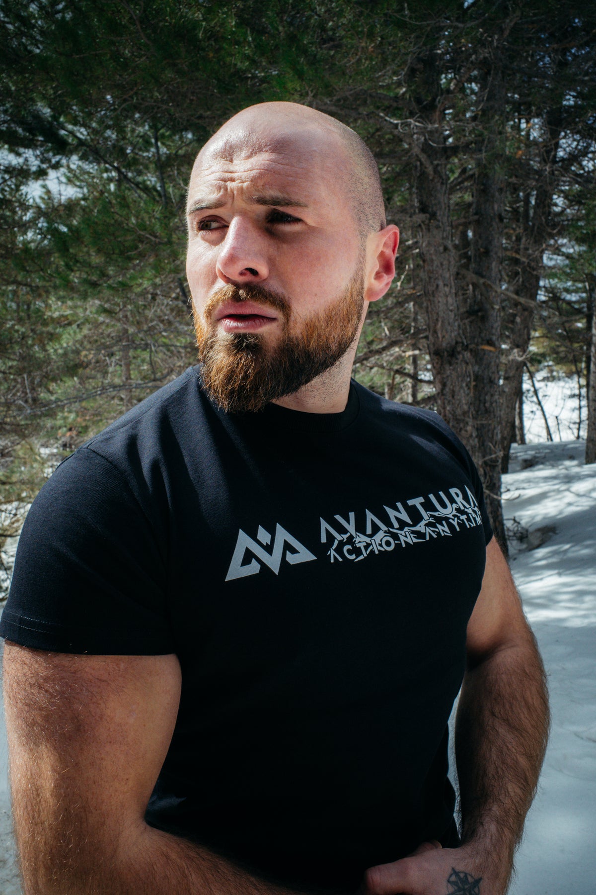Nahaufnahme weißer AVANTURA Aufdruck auf schwarzem T-Shirt