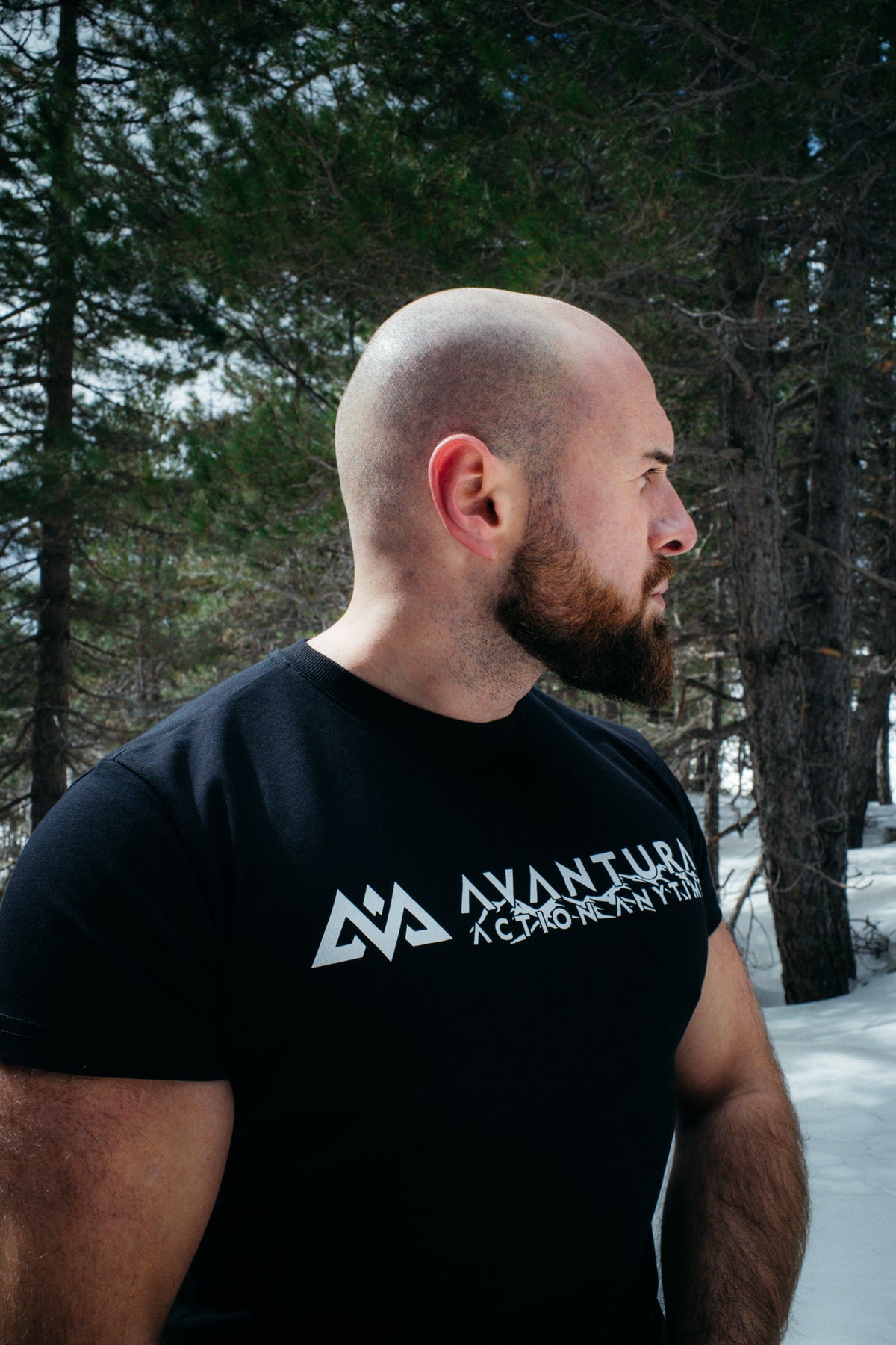 Seitenansicht schwarzes T-Shirt mit geometrischem Logo