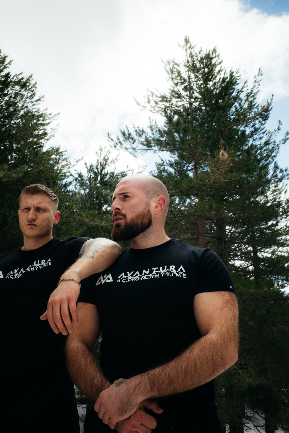 Zwei Männer in schwarzen Avantura T-Shirts im Winter