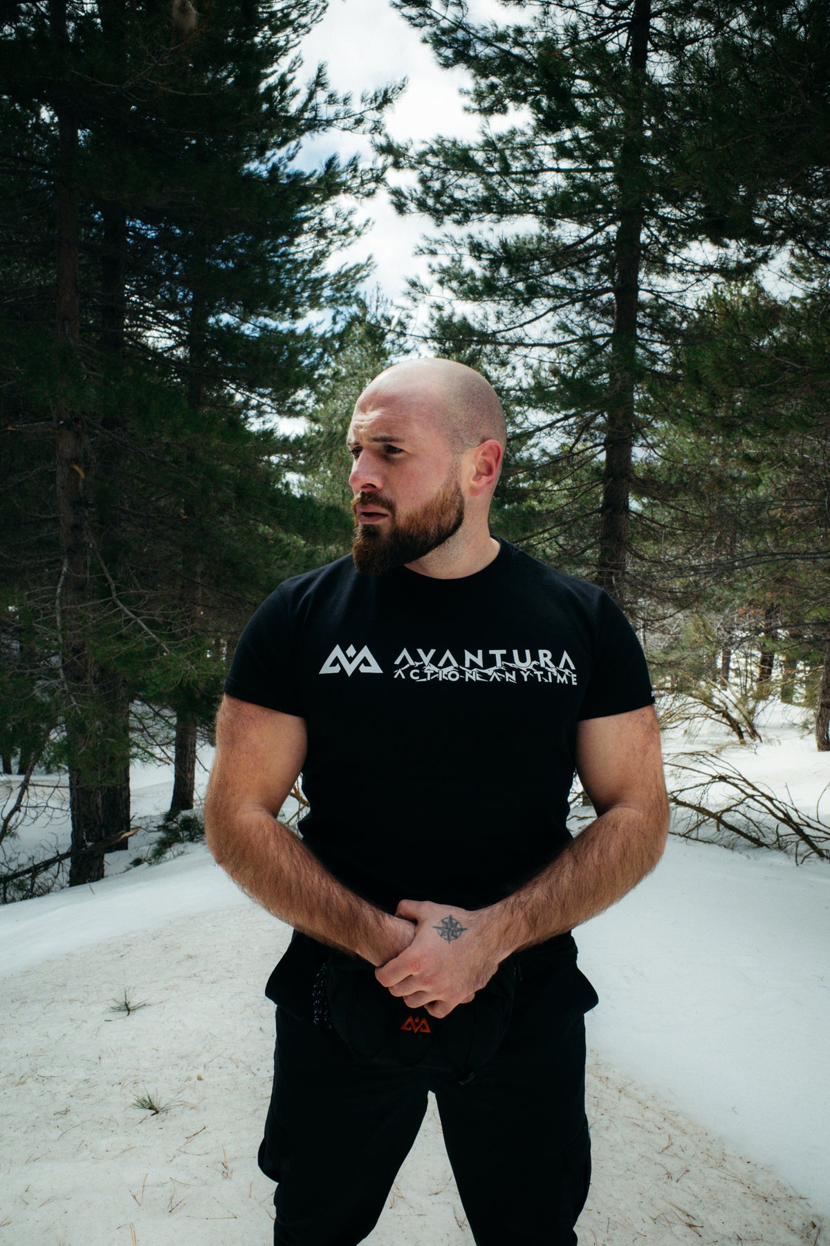 Schwarzes Avantura T-Shirt mit Logo-Print im Schnee