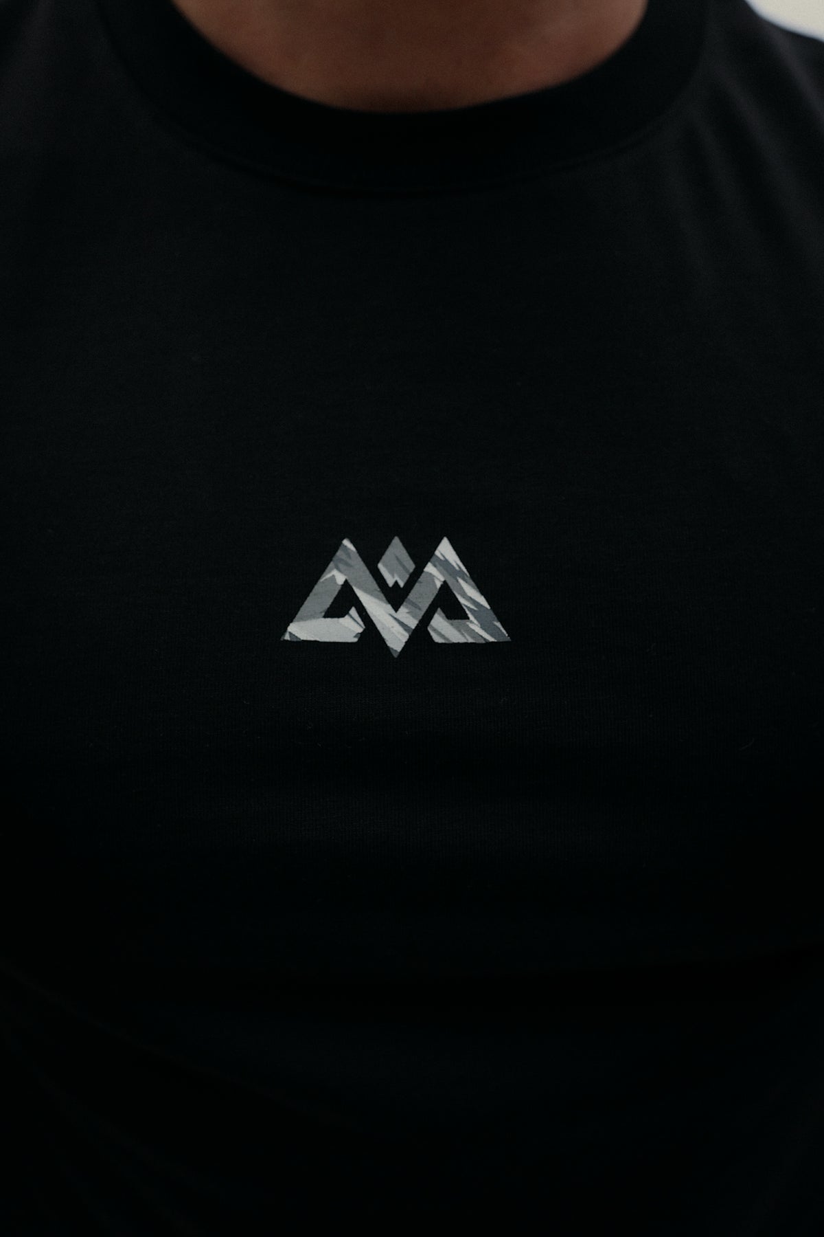Avantura T-Shirt Brustdetail mit geometrischem Logoprint