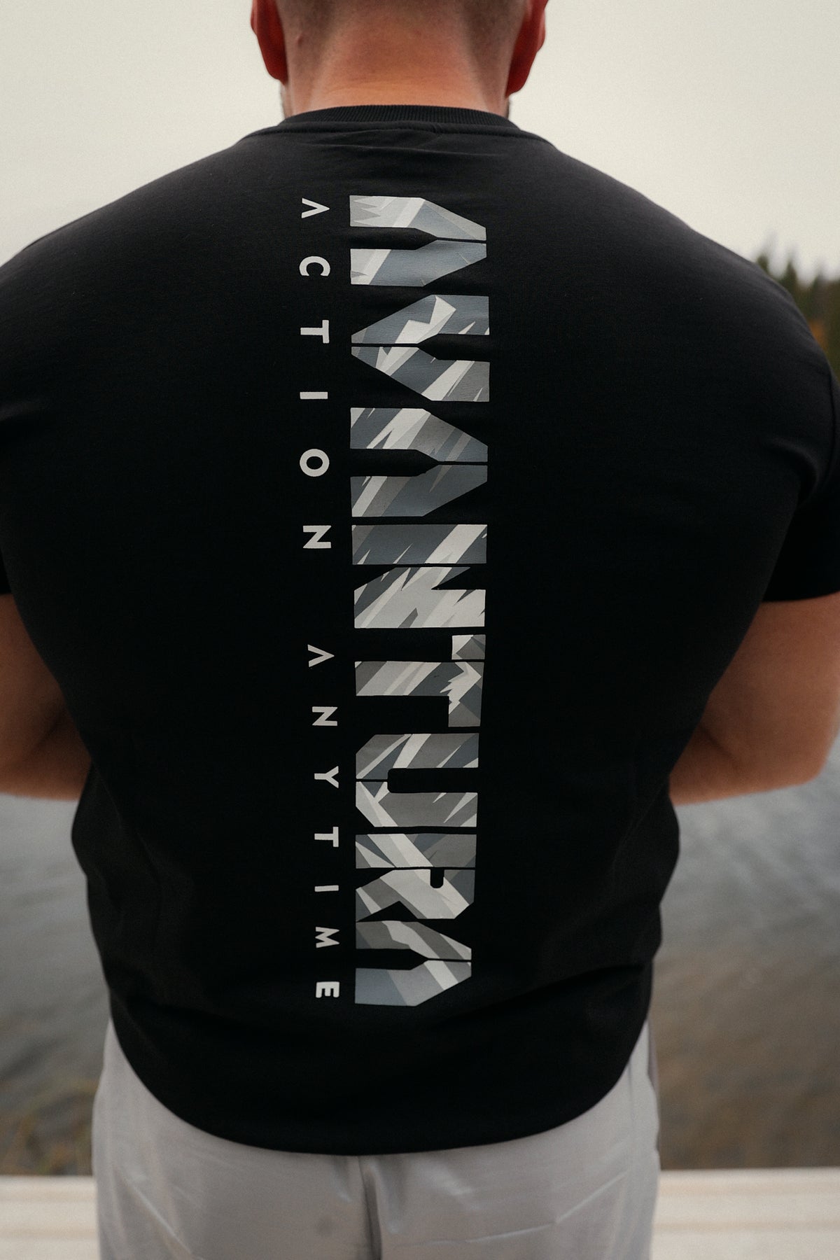 Rückenansicht T-Shirt mit großem vertikalem Avventura Print