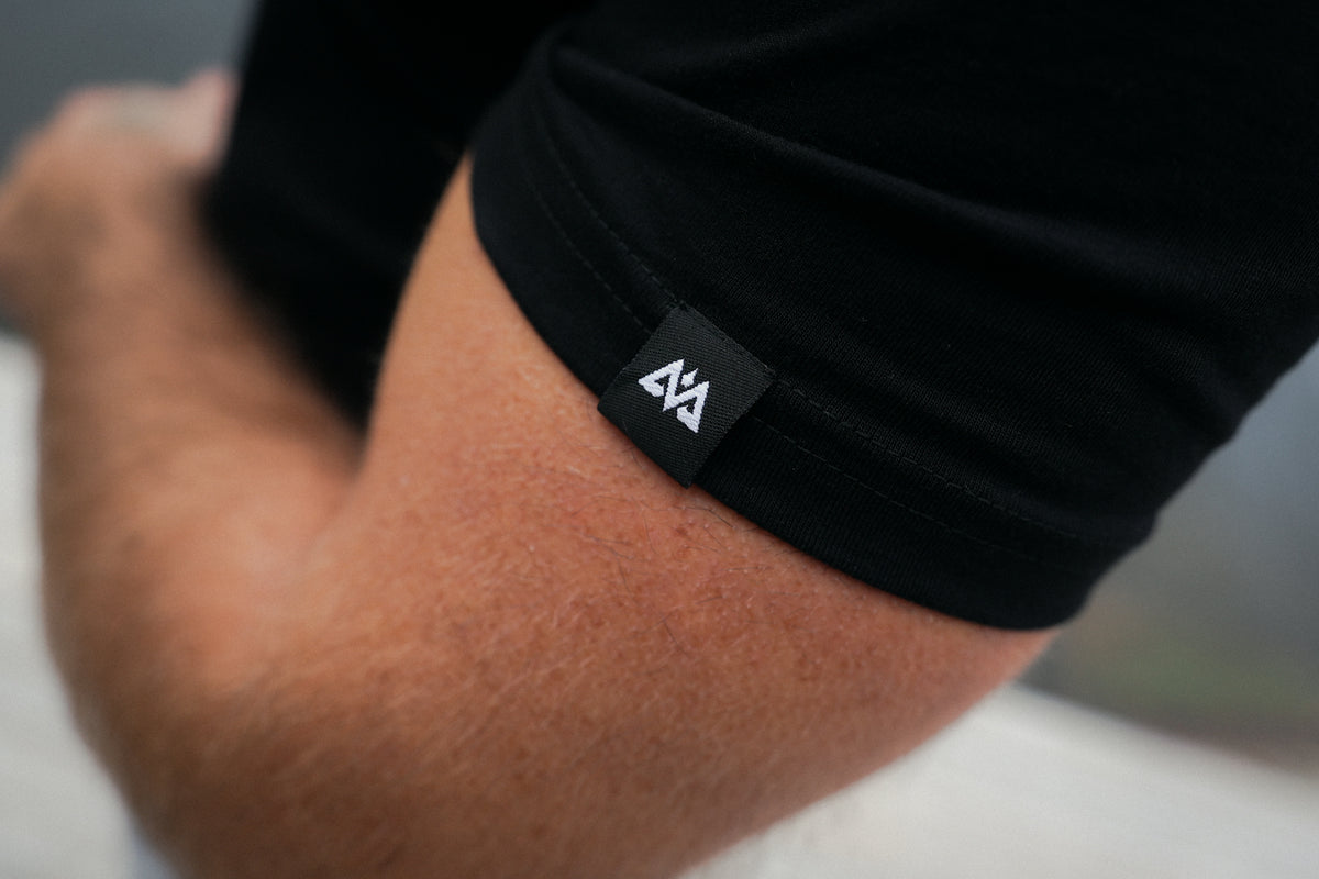 Schwarzes T-Shirt Ärmel Detail mit gewebtem Logo-Label