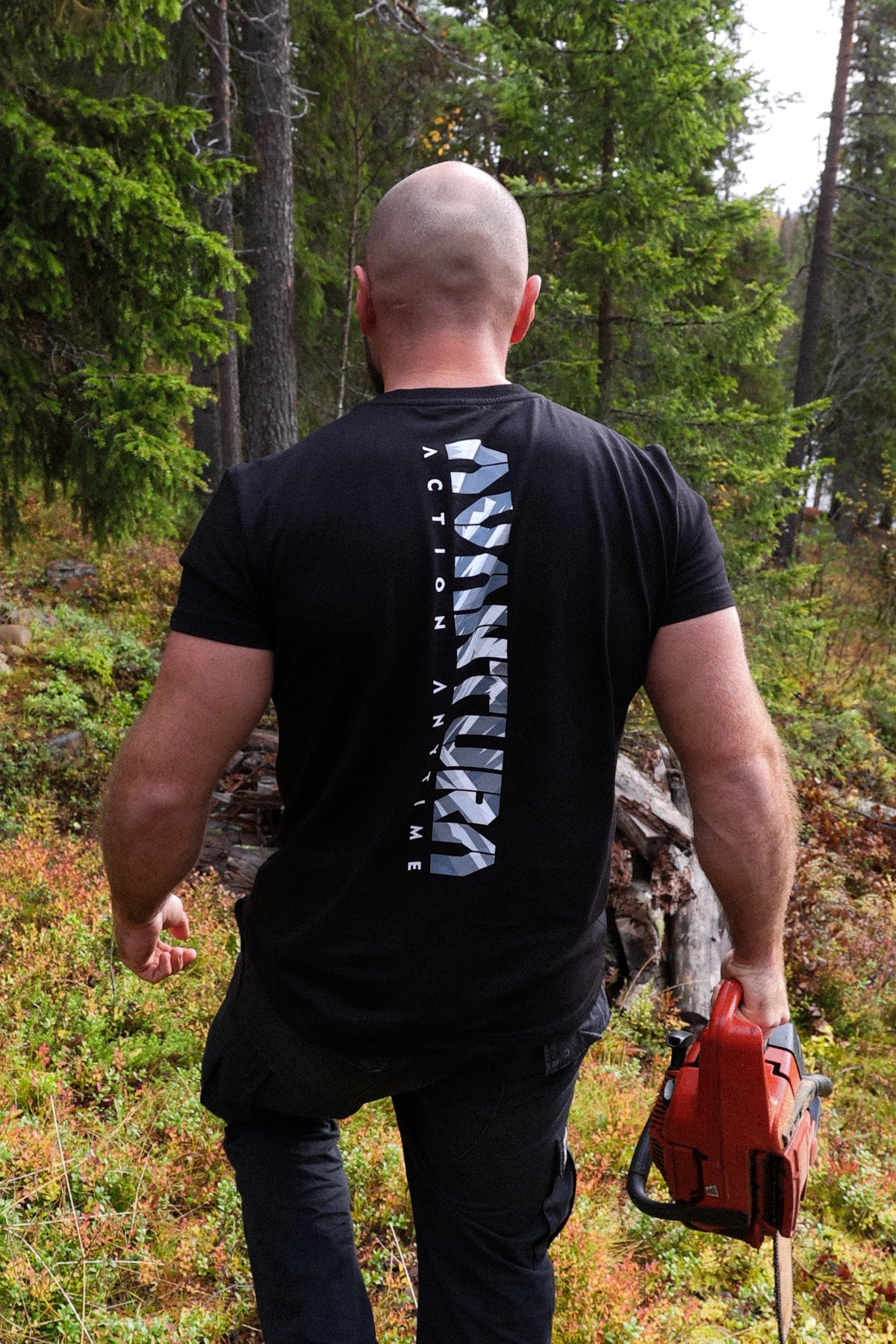 Schwarzes T-Shirt mit großem Backprint im Outdoor-Einsatz