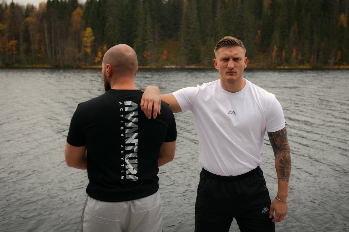 Schwarzes und weißes T-Shirt Paar am See im Wald
