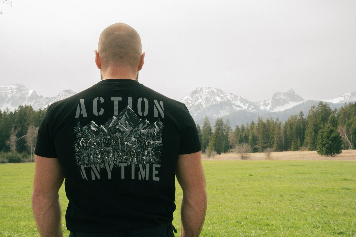 Schwarzes T-Shirt mit großem ACTION ANYTIME Berg-Backprint