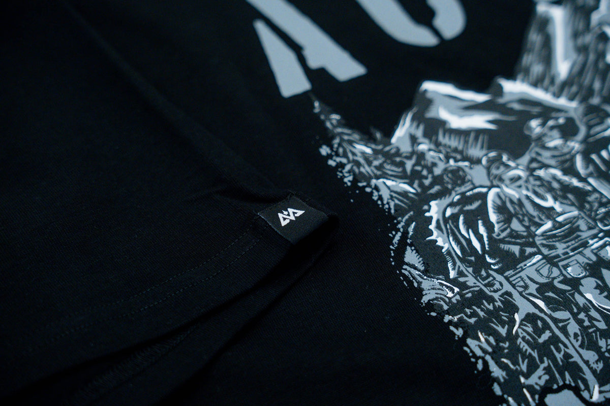 Detailaufnahme gewebtes Ärmellogo und Backprint auf Schwarz