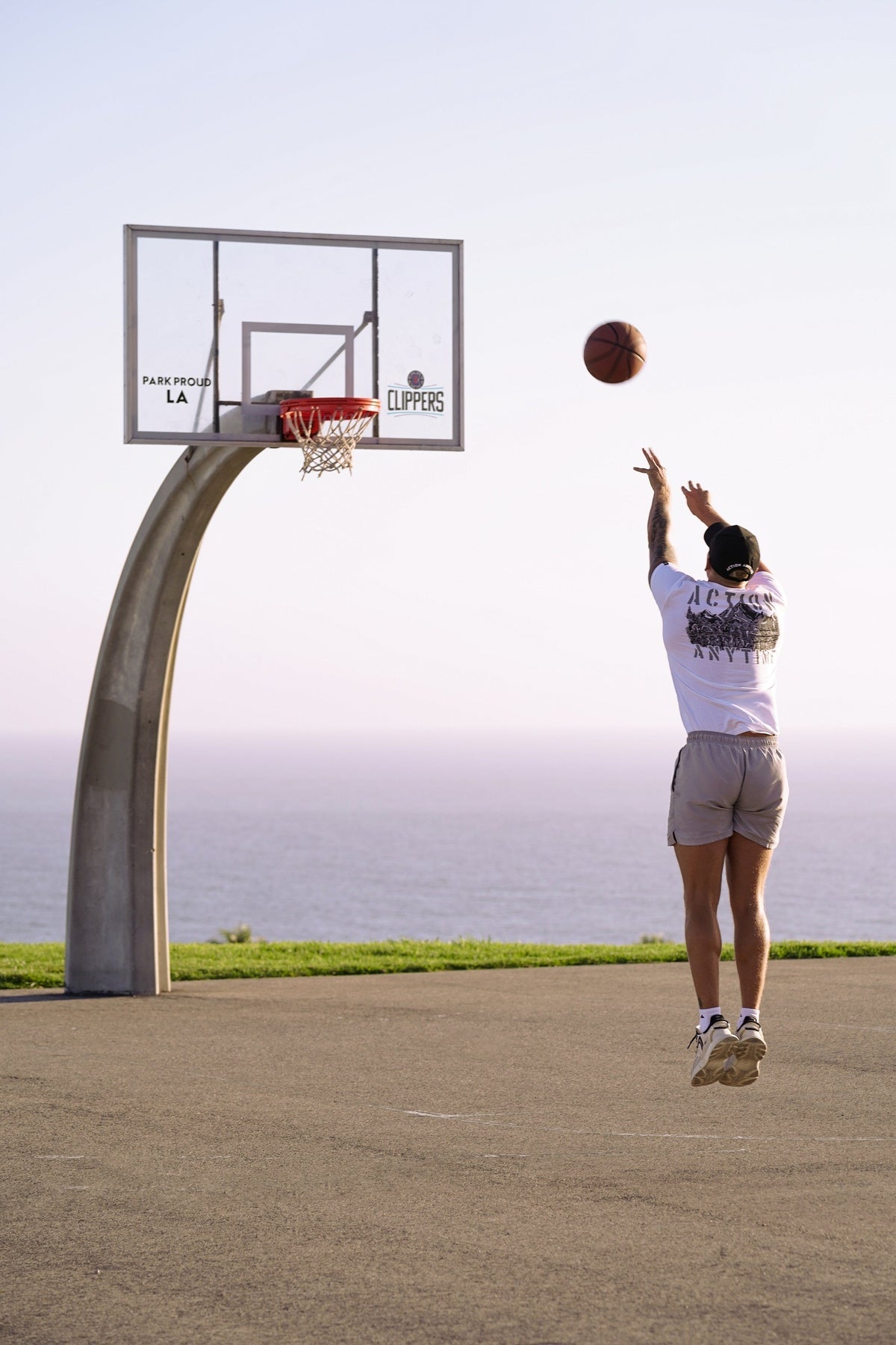 Weißes T-Shirt mit großem Backprint beim Basketball
