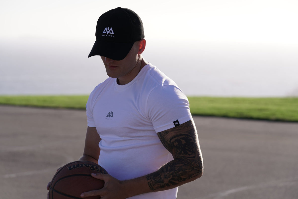 Weißes T-Shirt mit Ärmel-Label und Brustlogo
