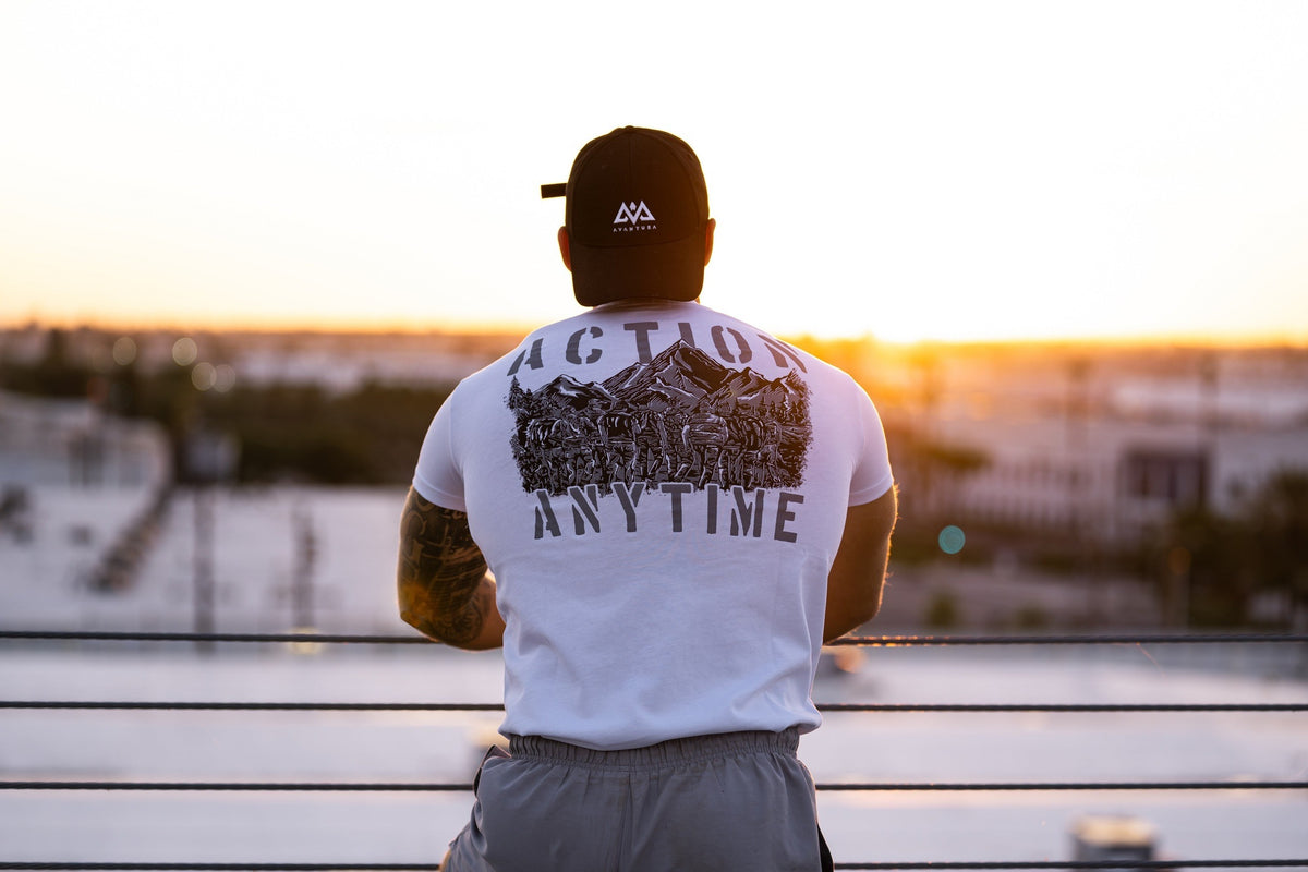 Weißes T-Shirt mit Action Anytime Berg-Backprint
