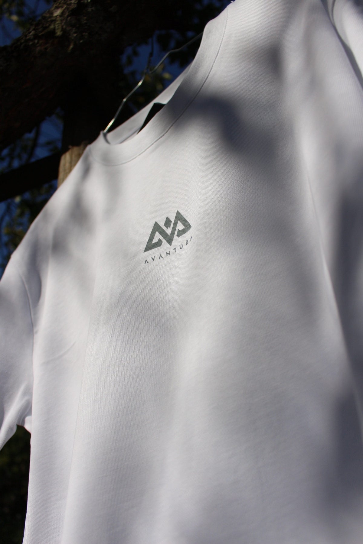 Nahaufnahme Logo auf weißem Avantura T-Shirt