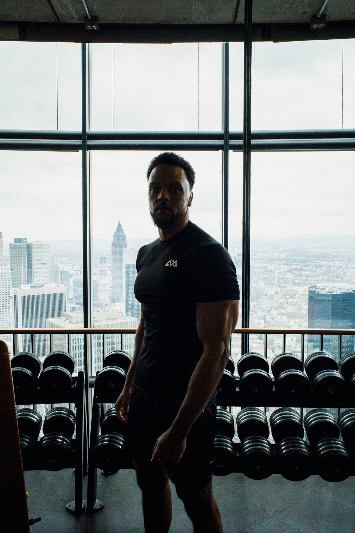 Schwarzes Performance-T-Shirt mit Logo-Print, getragen beim Fitness