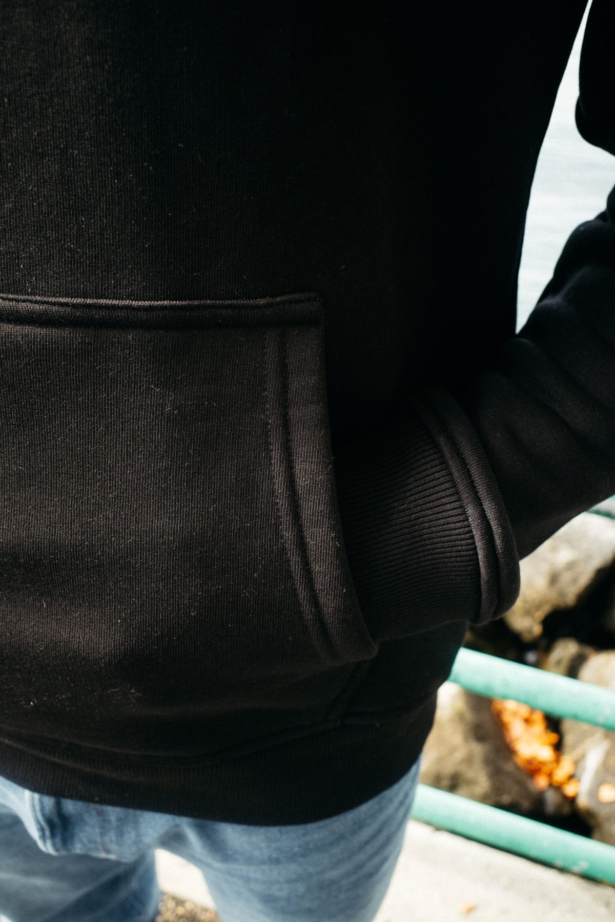 Nahaufnahme schwarzer Hoodie weiche Stoffqualität Kängurutasche