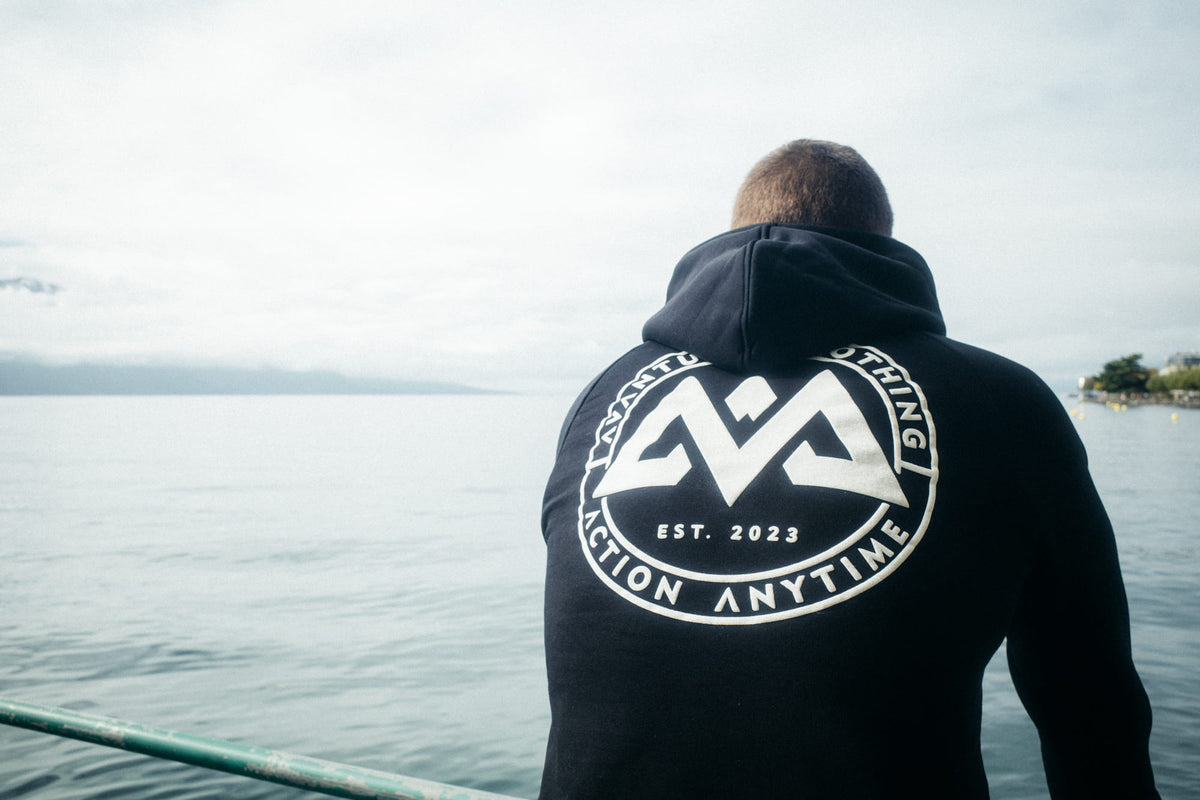 Schwarzer Hoodie Rückseite großer Print AVANTURA CLOTHING