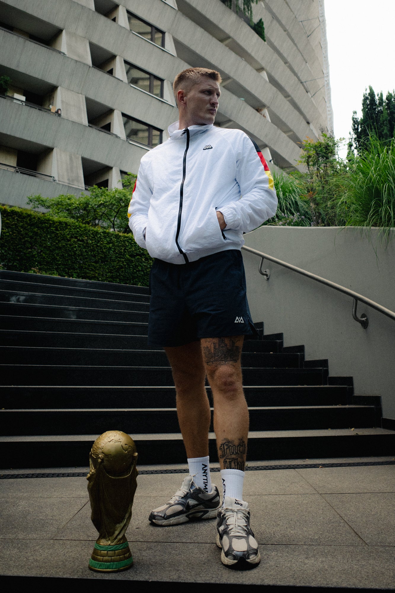 TRACKJACKET WEISS SCHWARZ/ROT/GOLD