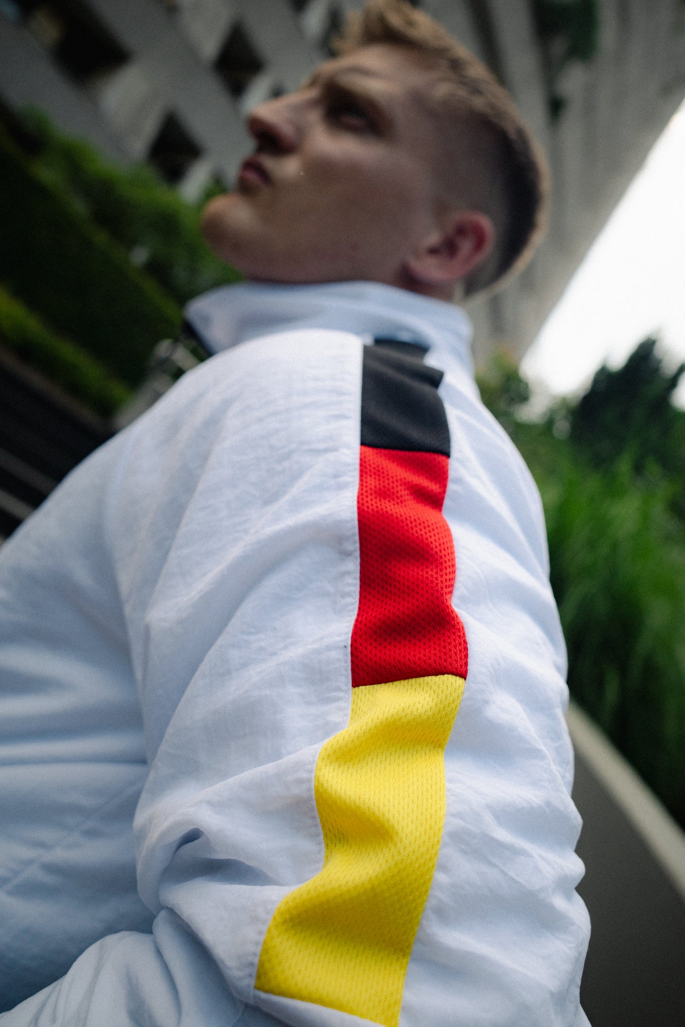TRACKJACKET WEISS SCHWARZ/ROT/GOLD