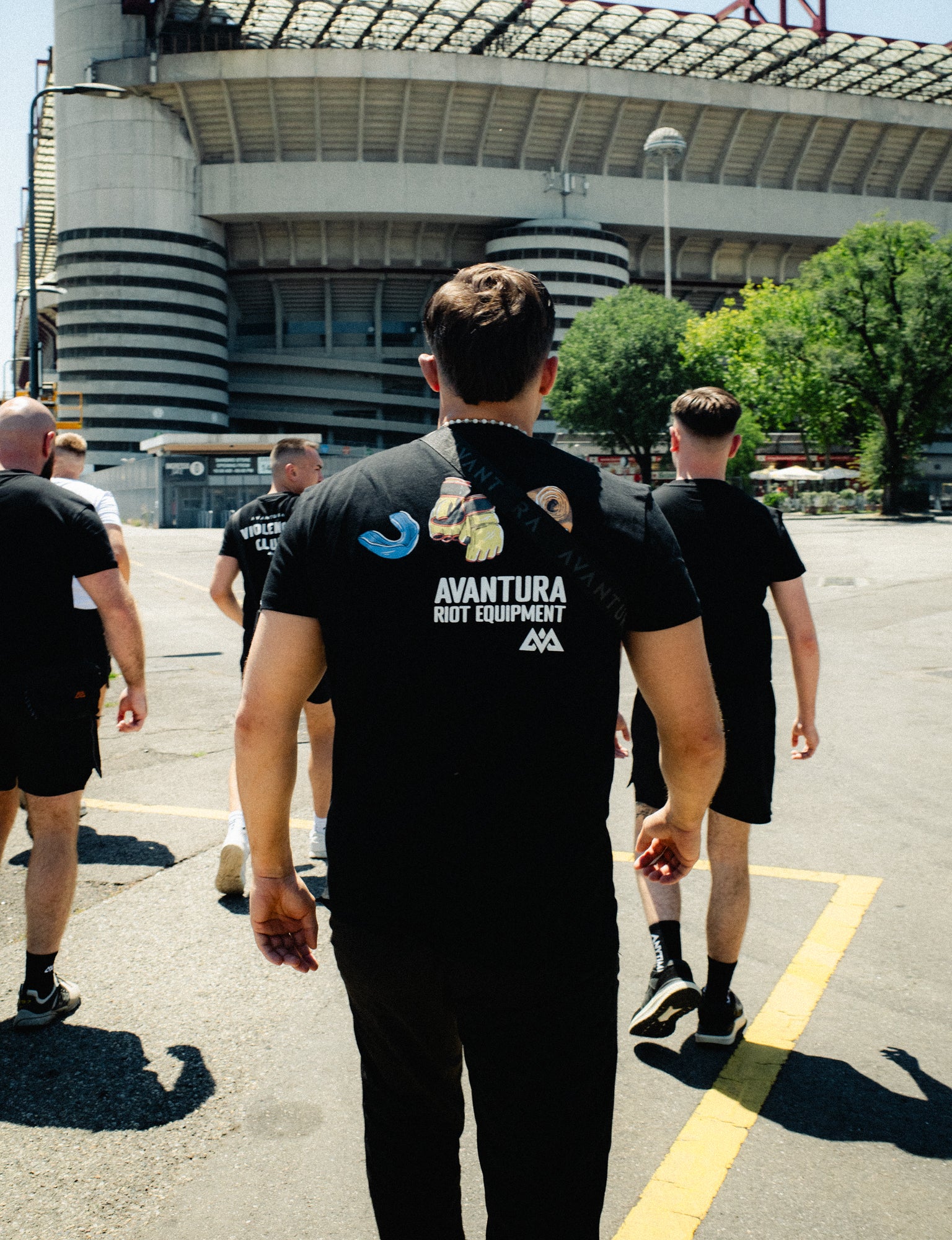 LIVE IS AN AVANTURA T-SHIRT BLACK