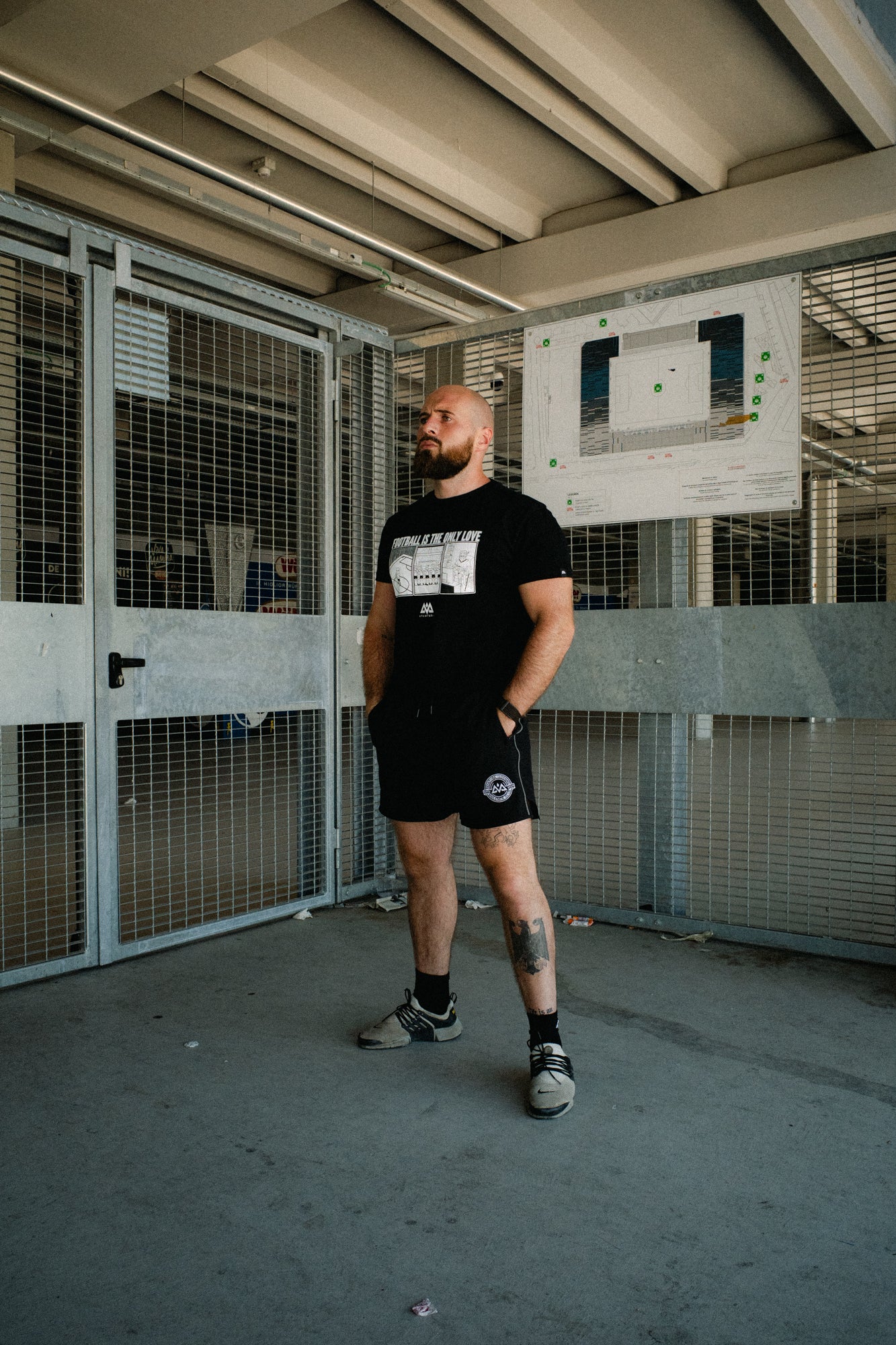 FOOTBALL IS THE ONLY LOVE T-SHIRT SCHWARZ