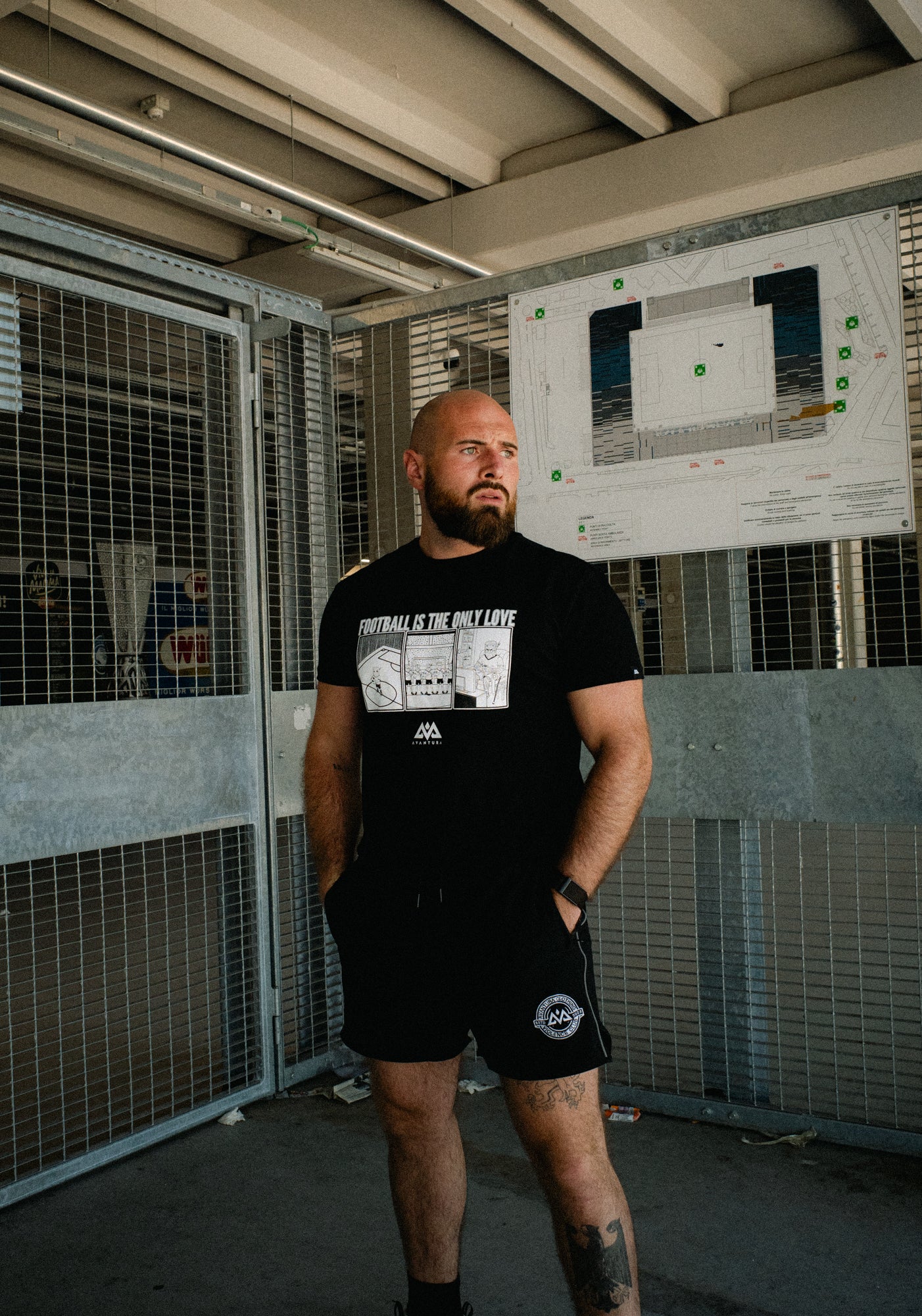 FOOTBALL IS THE ONLY LOVE T-SHIRT SCHWARZ