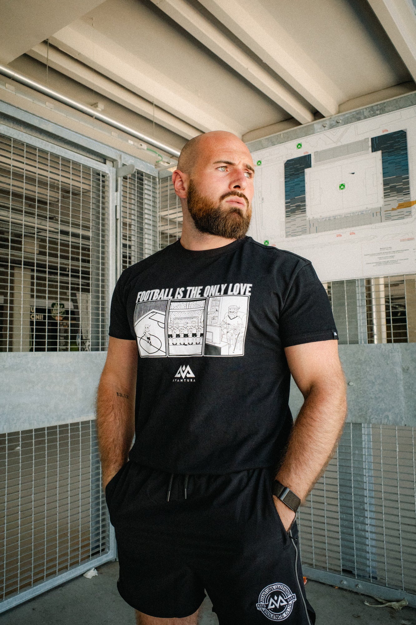FOOTBALL IS THE ONLY LOVE T-SHIRT SCHWARZ