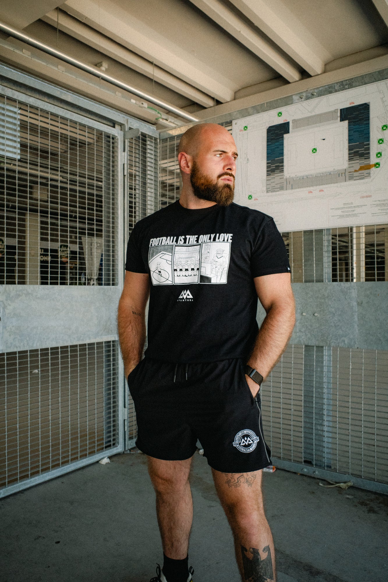 FOOTBALL IS THE ONLY LOVE T-SHIRT SCHWARZ