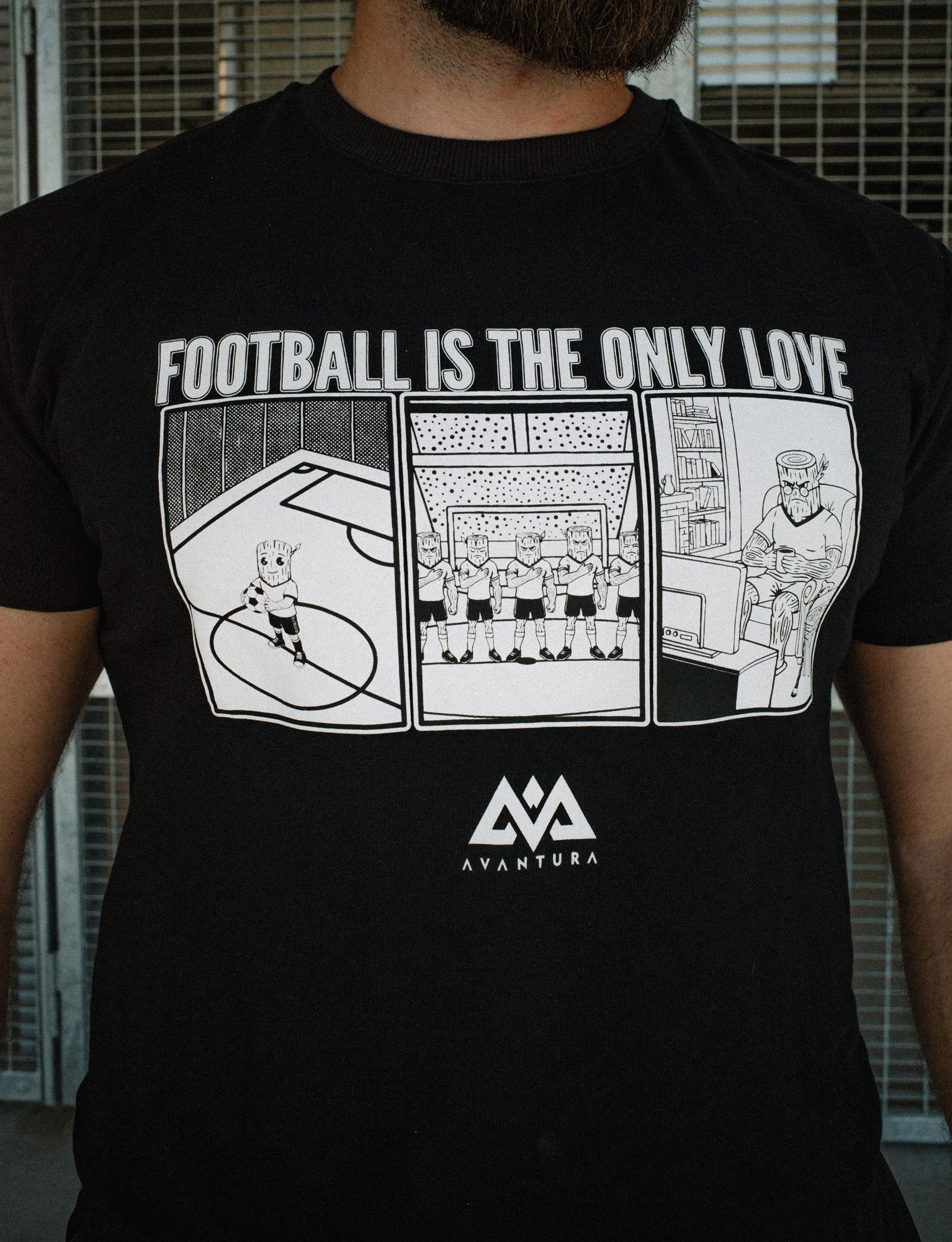 FOOTBALL IS THE ONLY LOVE T-SHIRT SCHWARZ