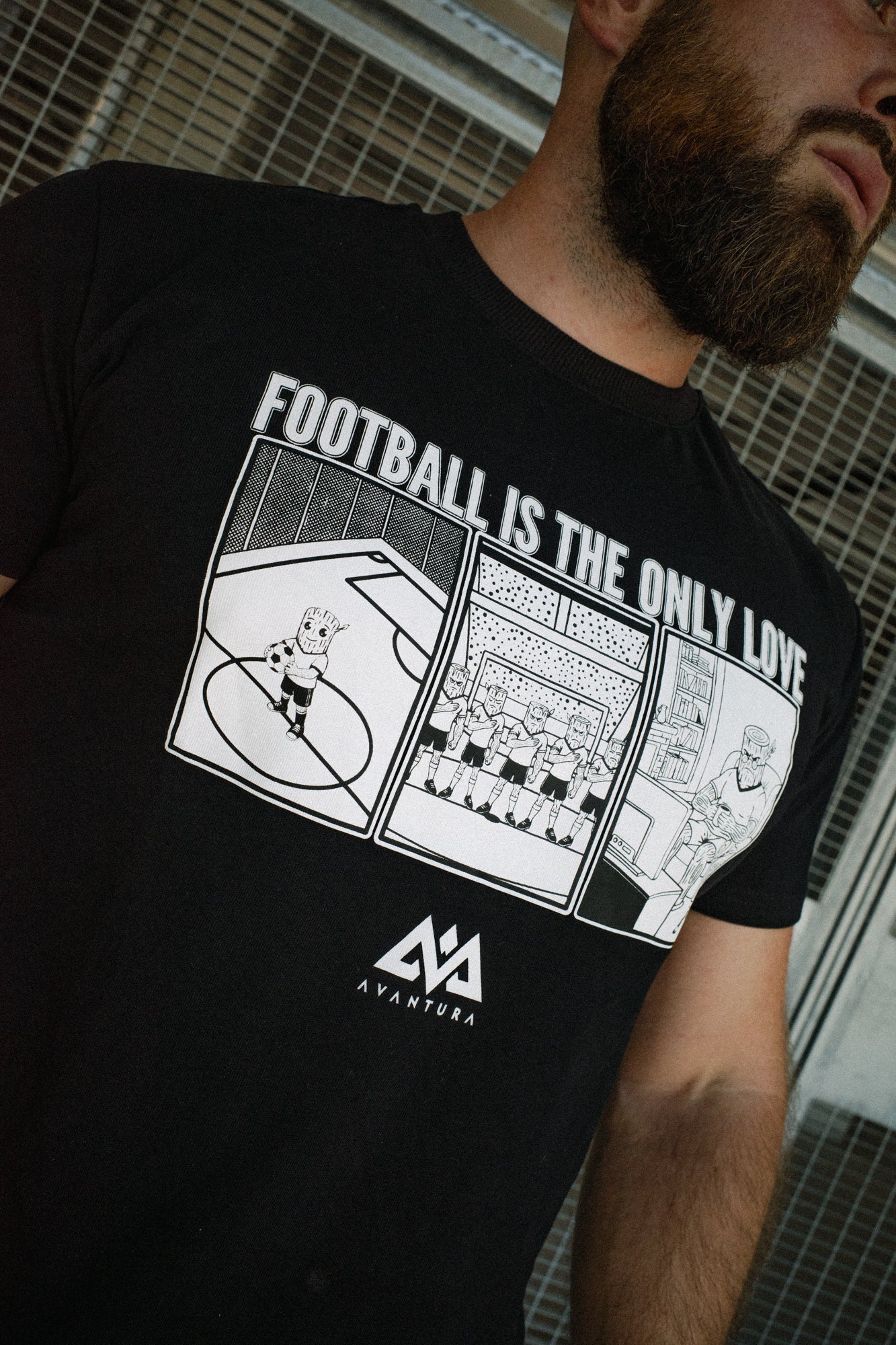 FOOTBALL IS THE ONLY LOVE T-SHIRT SCHWARZ