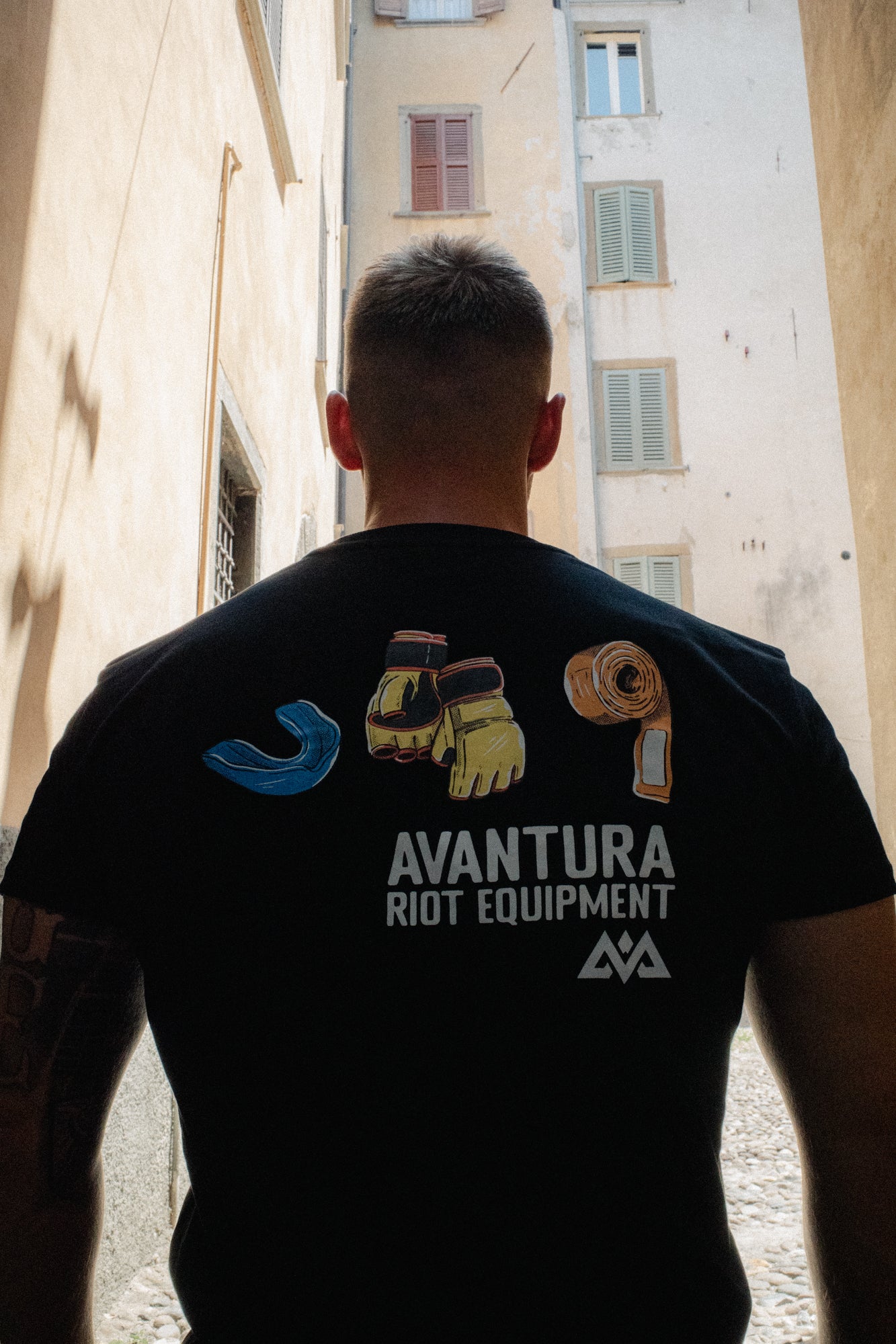 LIVE IS AN AVANTURA T-SHIRT BLACK