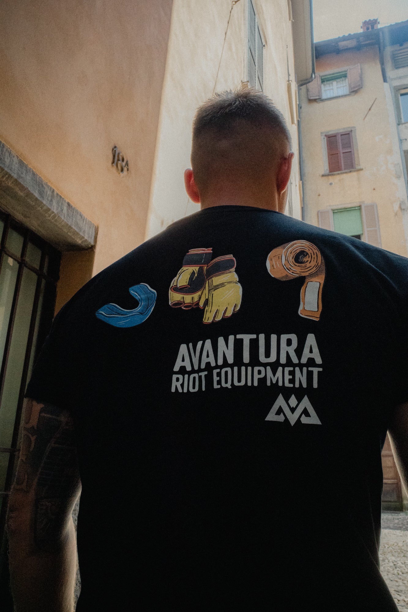 LIVE IS AN AVANTURA T-SHIRT BLACK