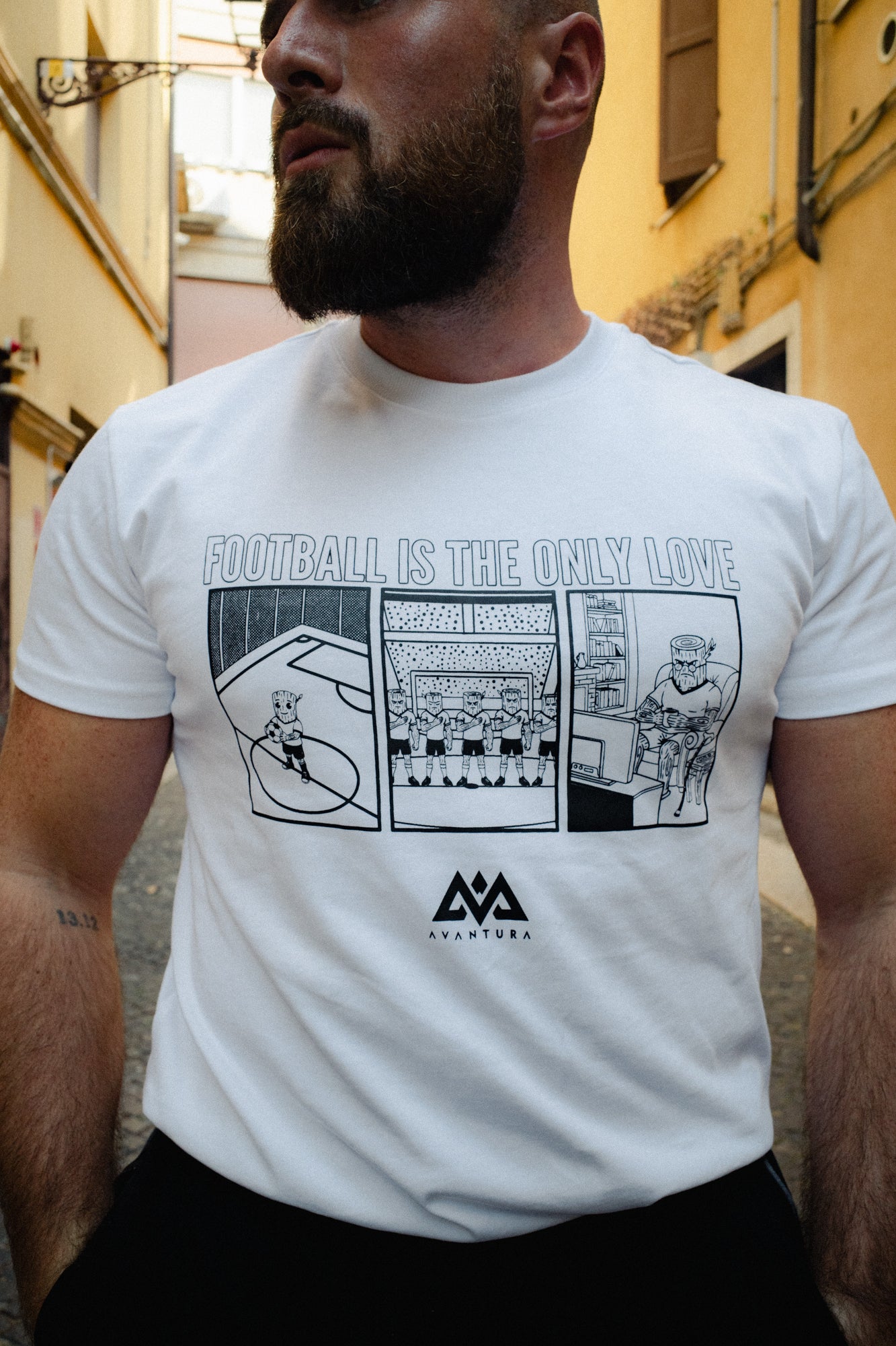 FOOTBALL IS THE ONLY LOVE T-SHIRT WEISS