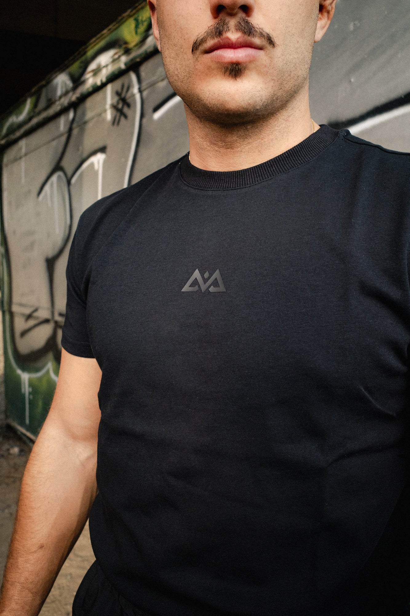 LIVE IS AN AVANTURA T-SHIRT BLACK