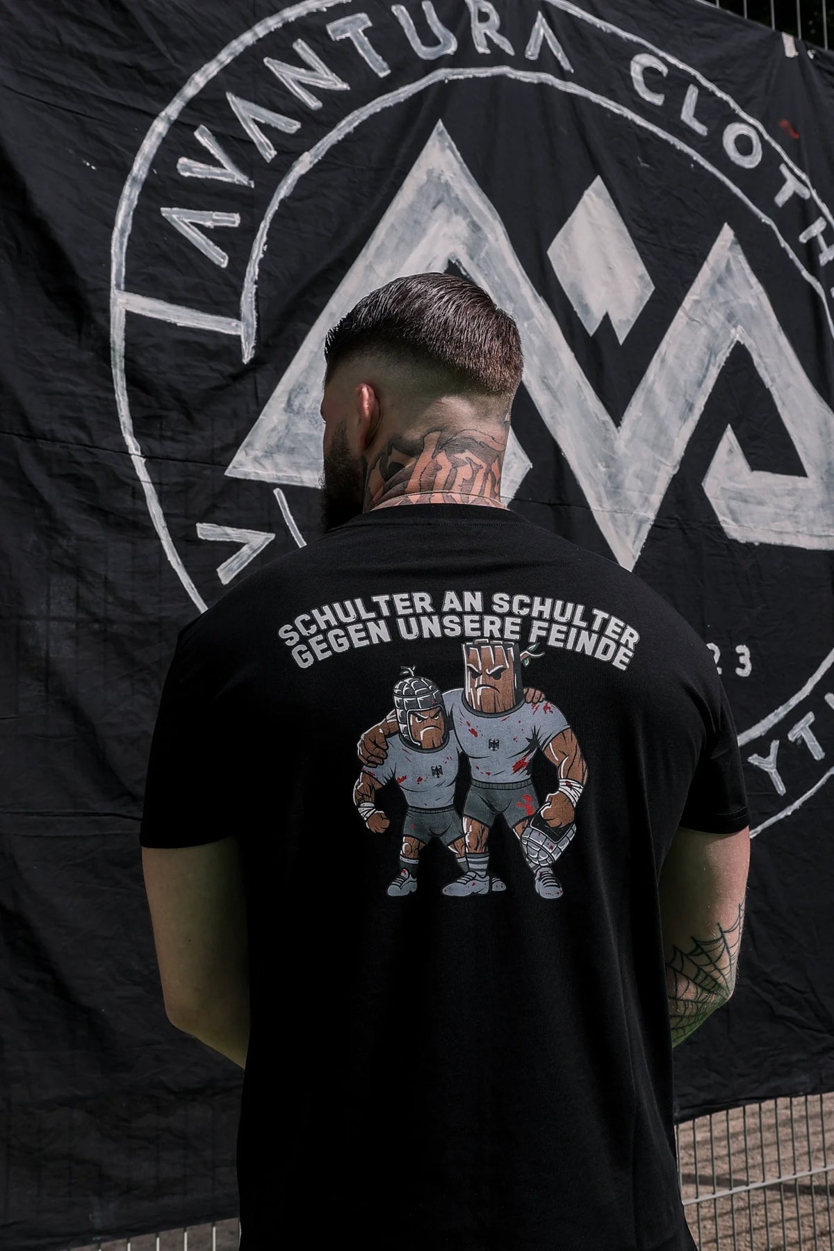 SCHULTER AN SCHULTER T-SHIRT SCHWARZ