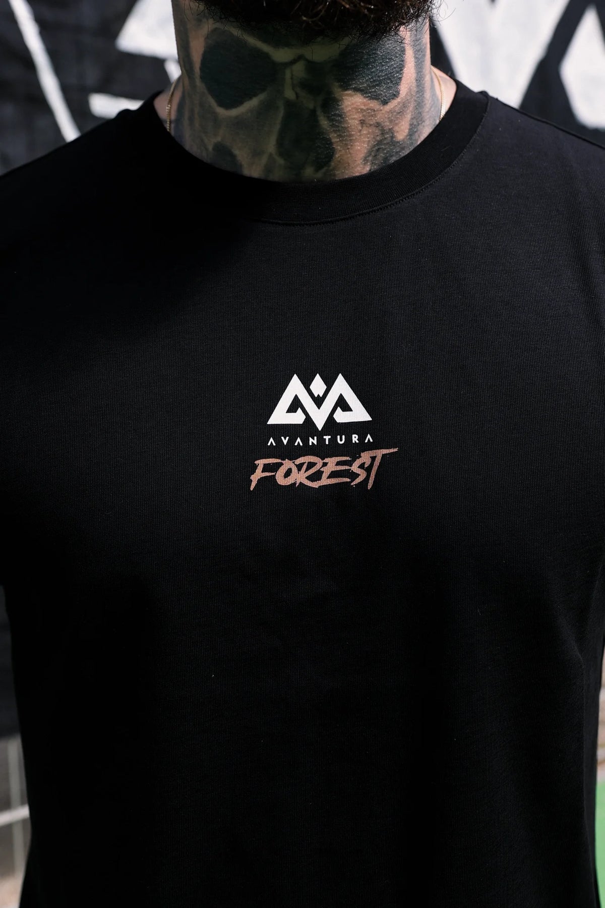 SCHULTER AN SCHULTER T-SHIRT SCHWARZ