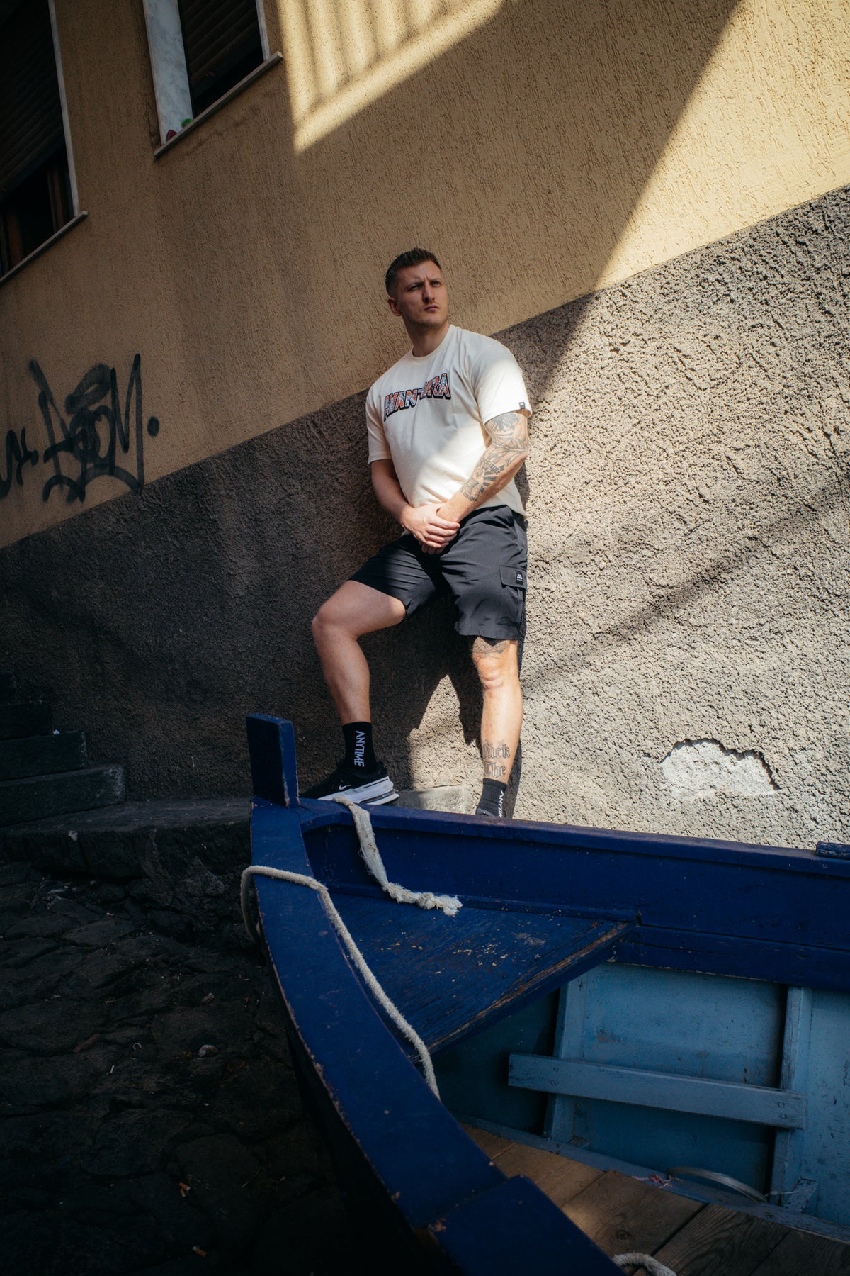 Model trägt schwarze Cargoshorts mit seitlichen Taschen urban